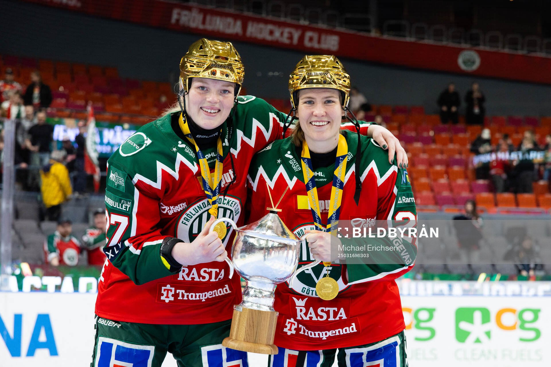 Frölundas Linnéa Pettersson Dove och Andrea Dalen  jublar