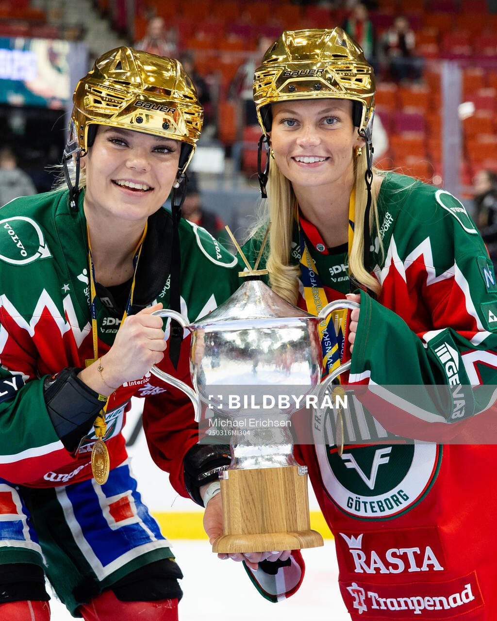 Frölundas Maja Beverin och Jennifer Carlsson jublar med