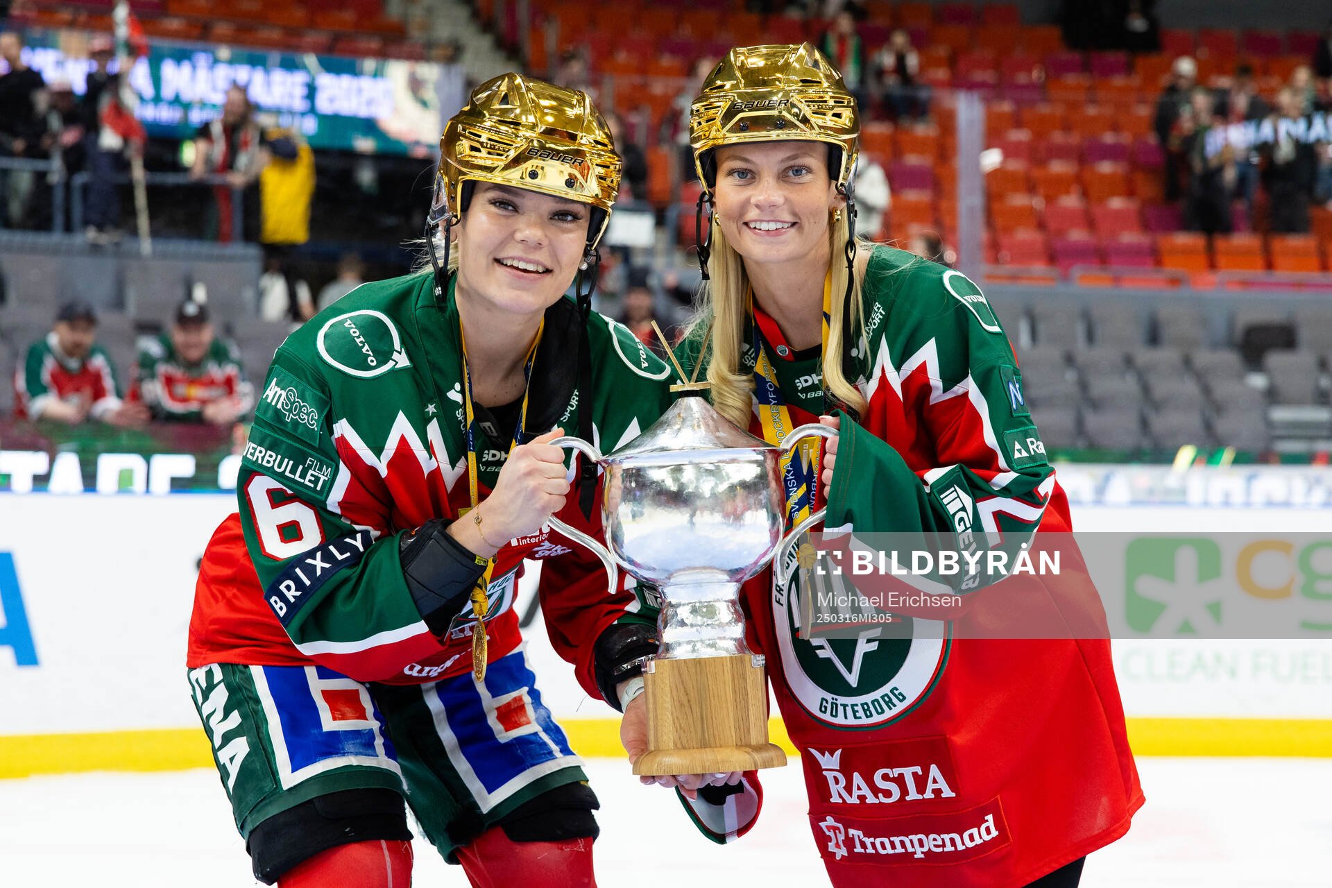 Frölundas Maja Beverin och Jennifer Carlsson jublar med