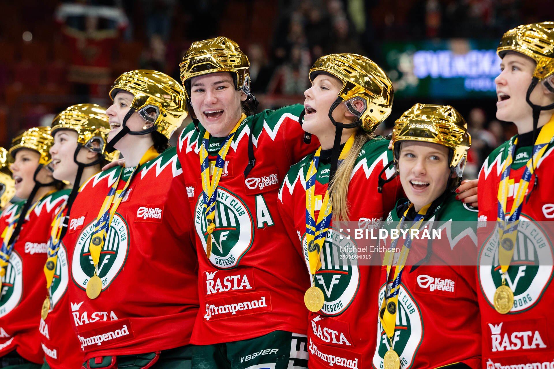 Frölundas spelare jublar och sjunger framför klacken