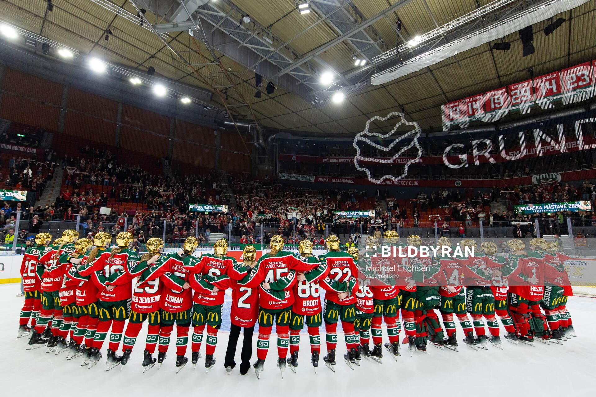 Frölundas spelare jublar och firar framför klacken
