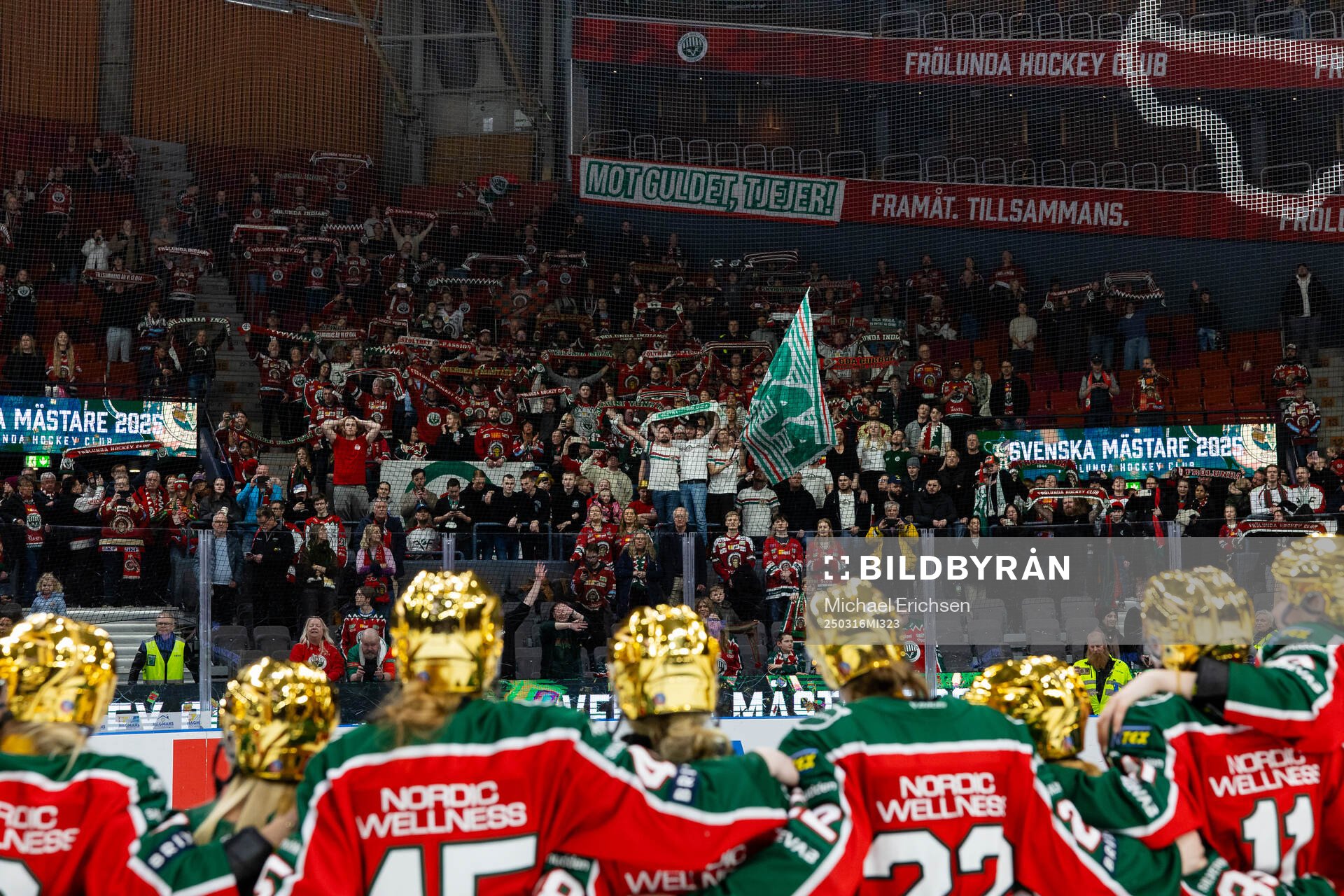 Frölundas spelare jublar och firar framför klacken