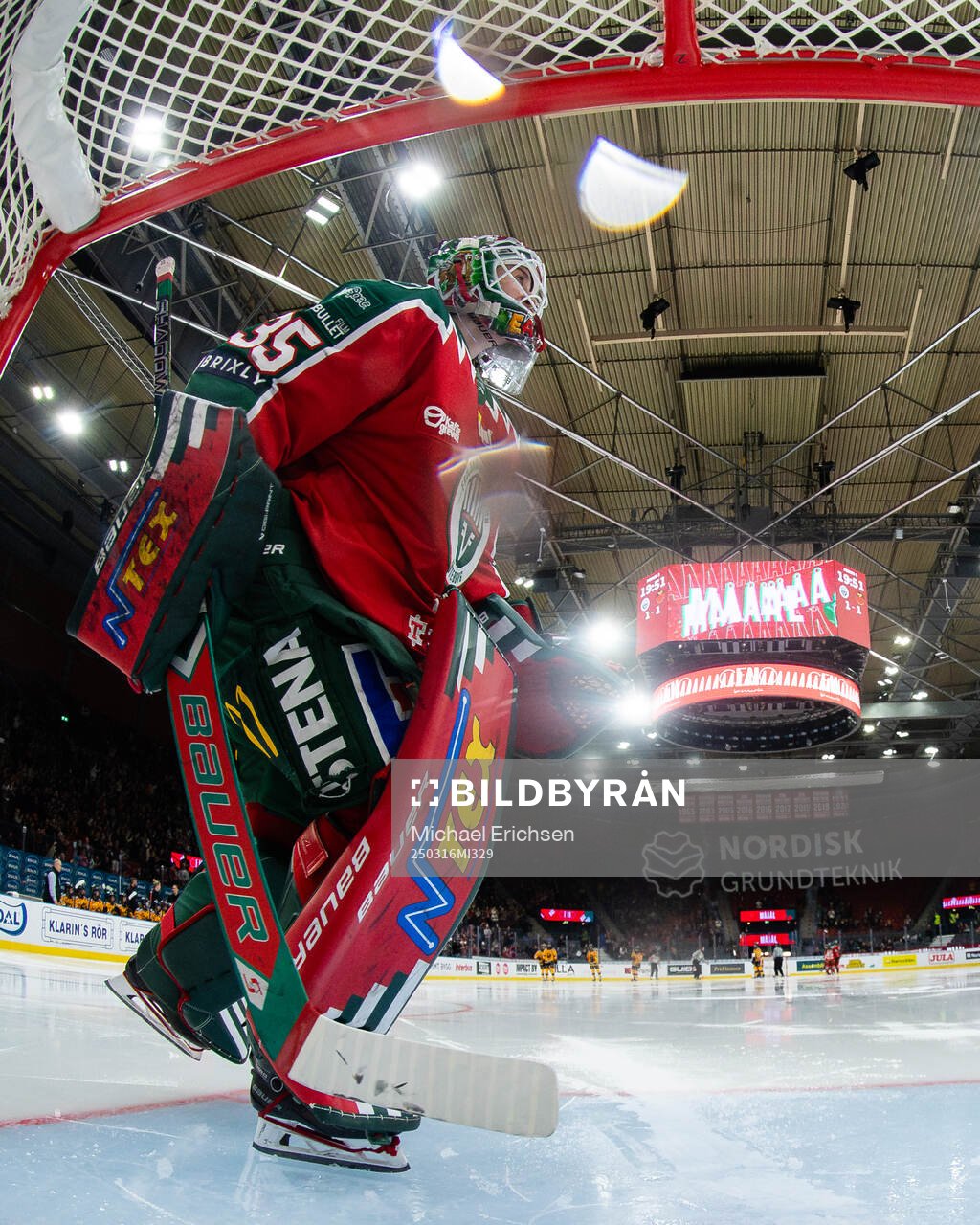 Frölundas målvakt Stephanie Neatby jublar