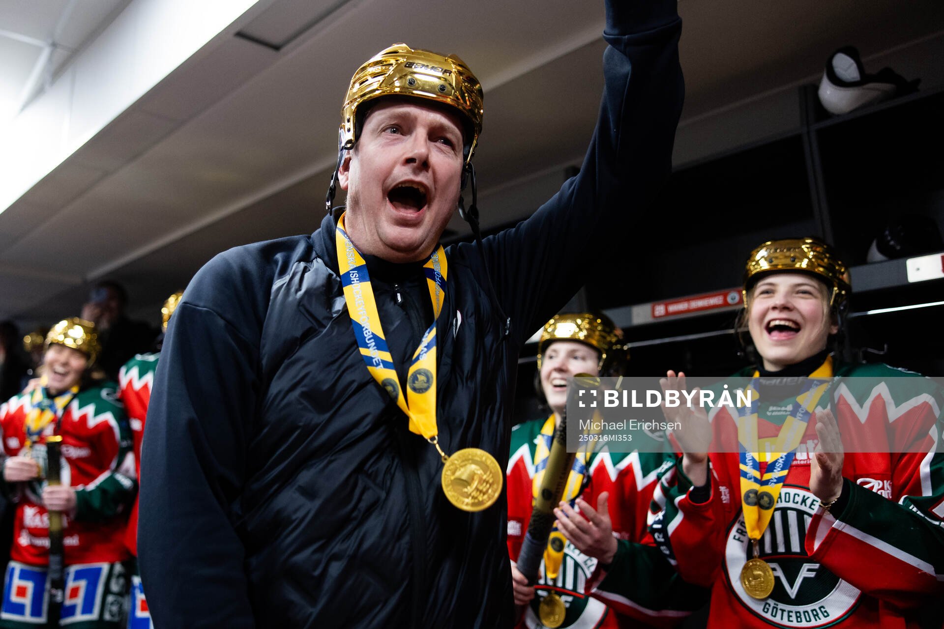Frölundas materialförvaltare Johan Gustafsson jublar i
