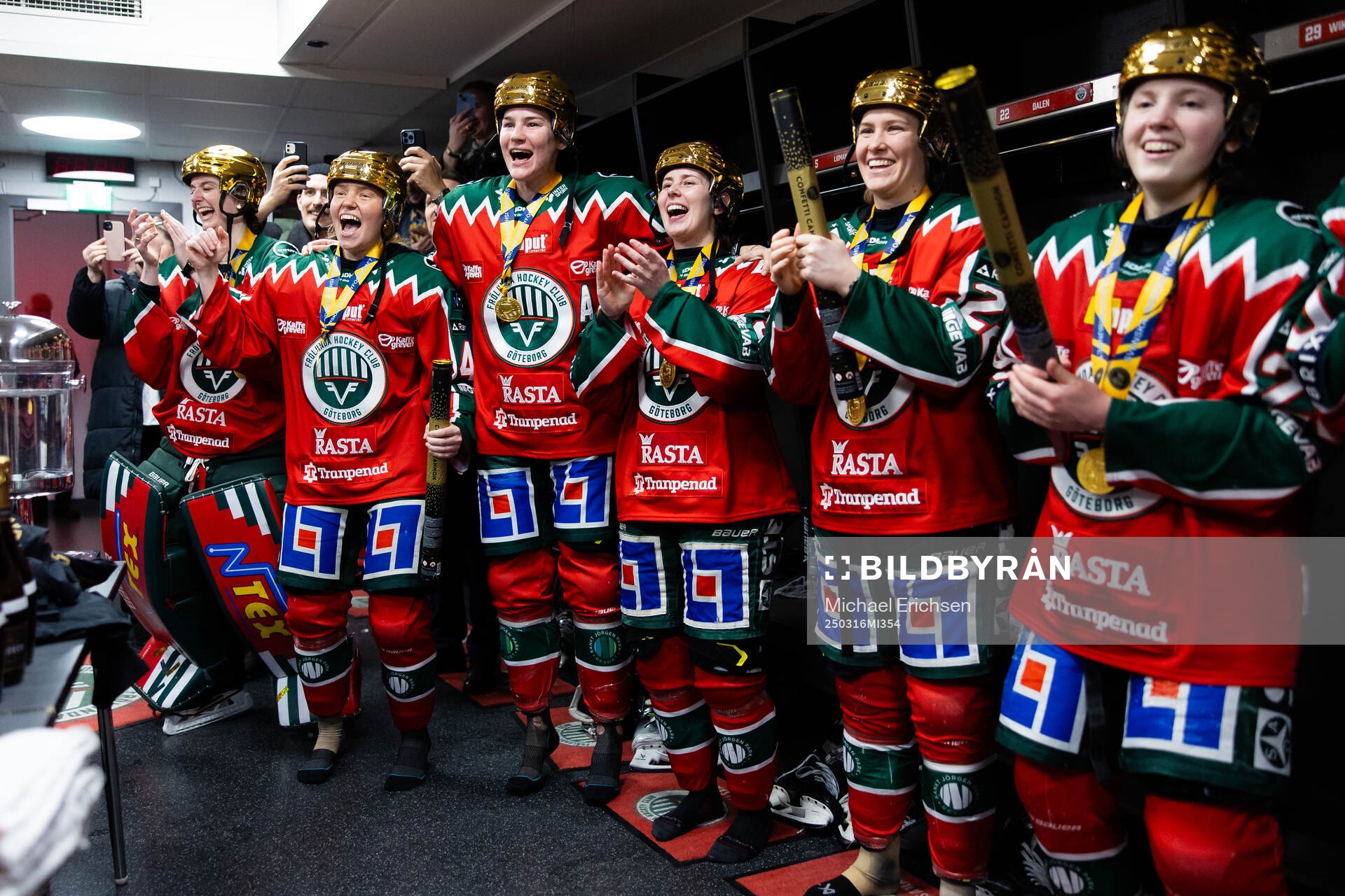 Frölundas spelare jublar i omklädningsrummet