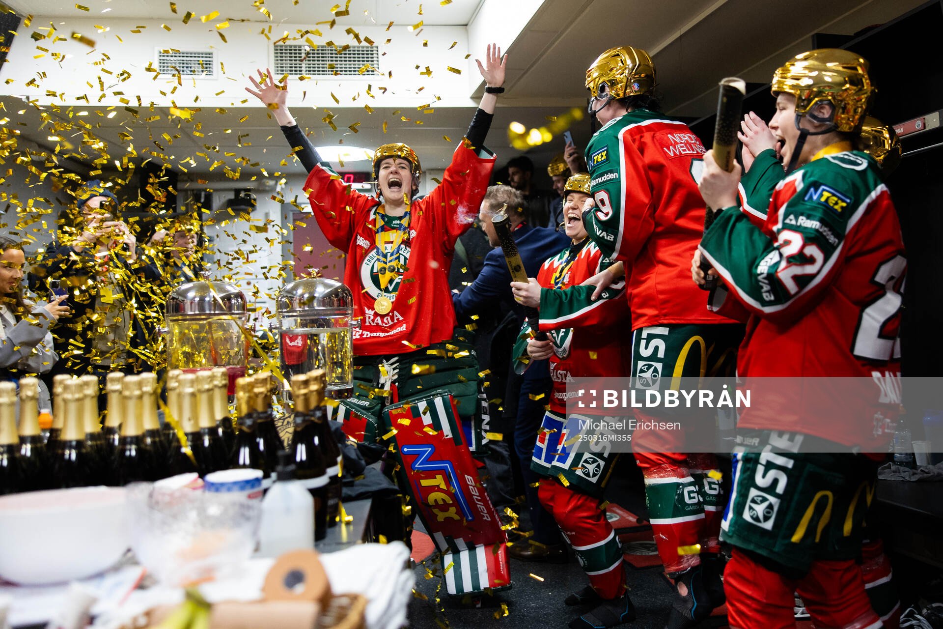 Frölundas målvakt Stephanie Neatby jublar i
