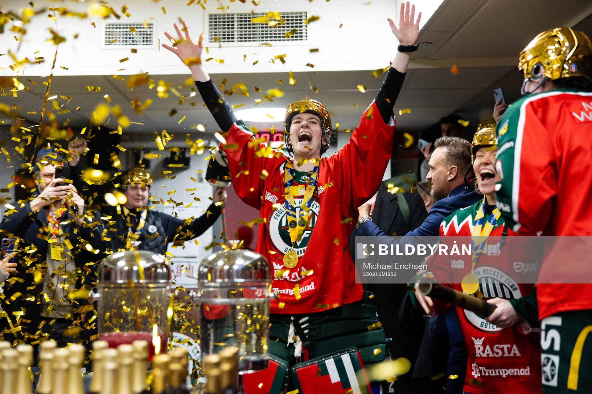 Frölundas målvakt Stephanie Neatby jublar i