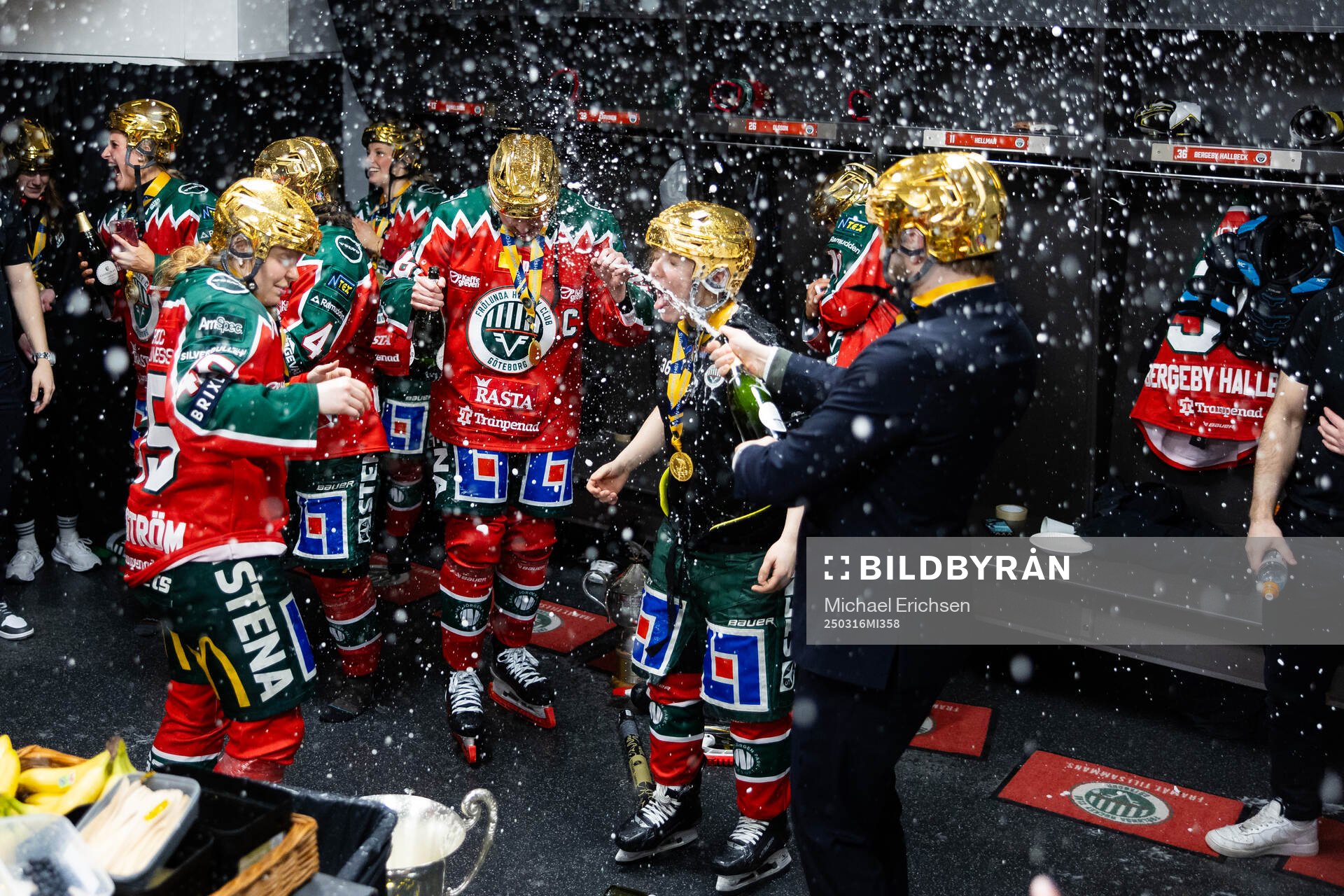 Frölundas spelare och ledare jublar i omklädningsrummet