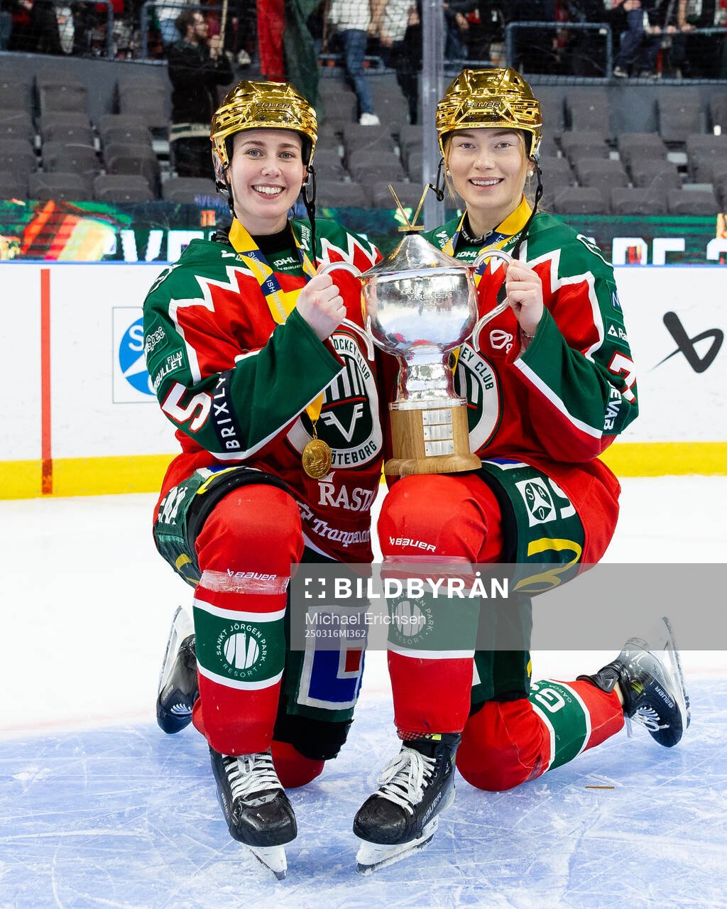 Frölundas Elisa Holopainen och Sanni Rantala med pokalen