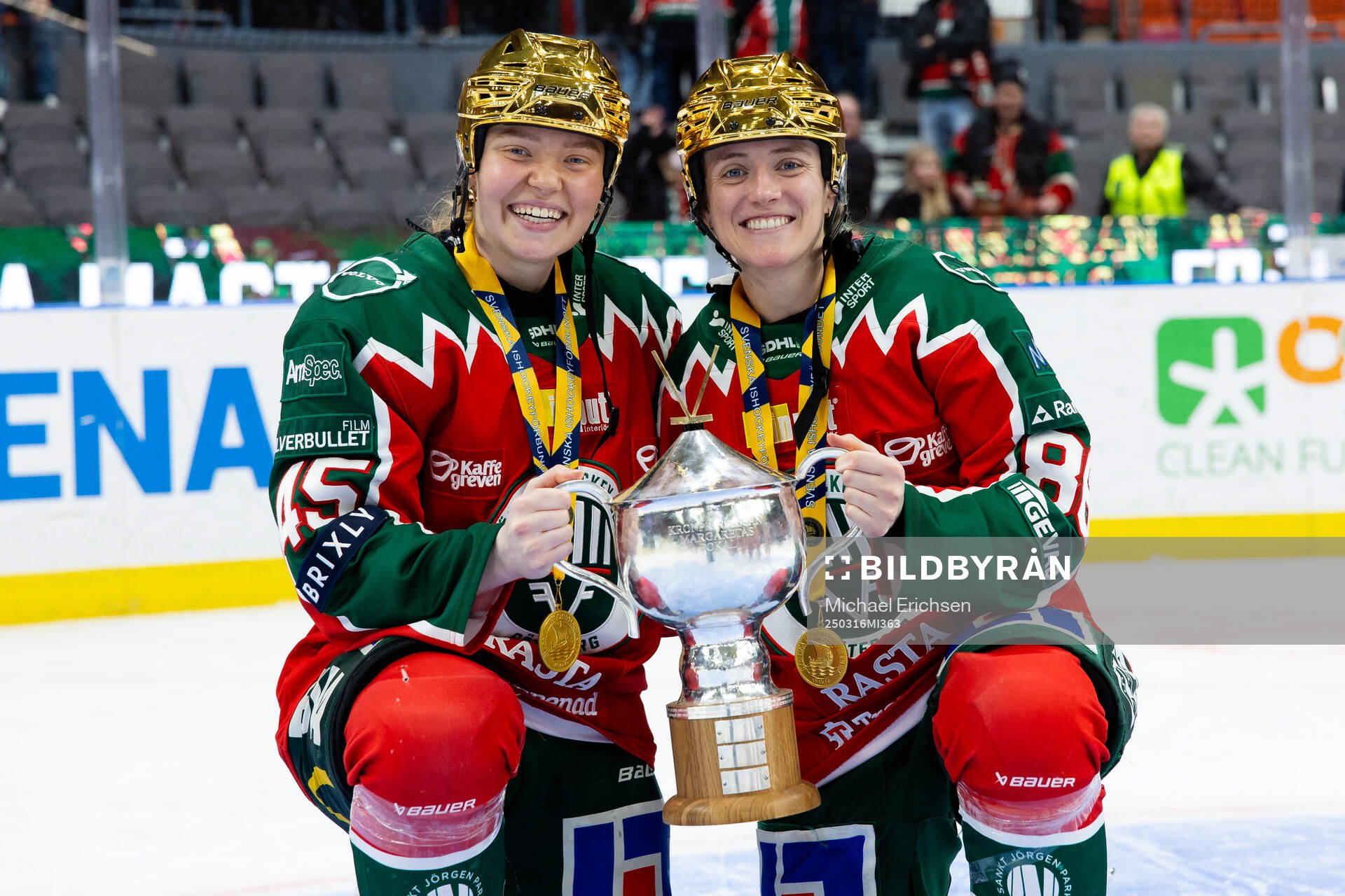 Frölundas Paula Bergström och Sydney Brodt med pokalen