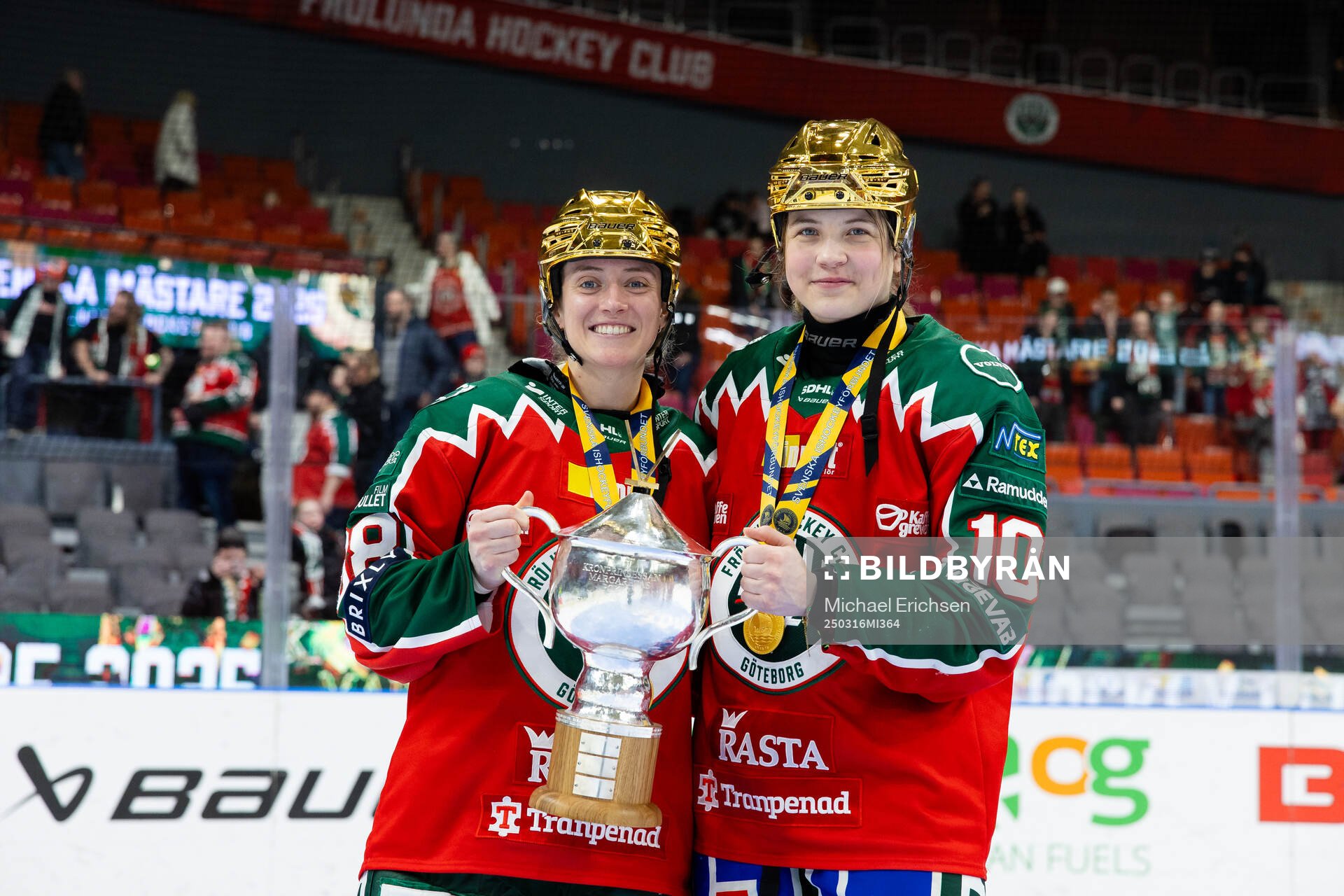 Frölundas Sydney Brodt och Emilia Vesa med pokalen