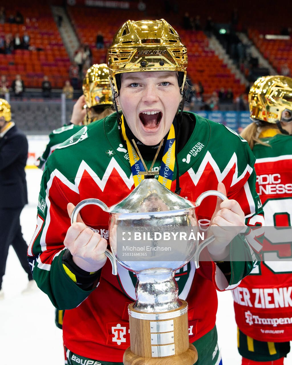 Frölundas Linnéa Pettersson Dove med pokalen