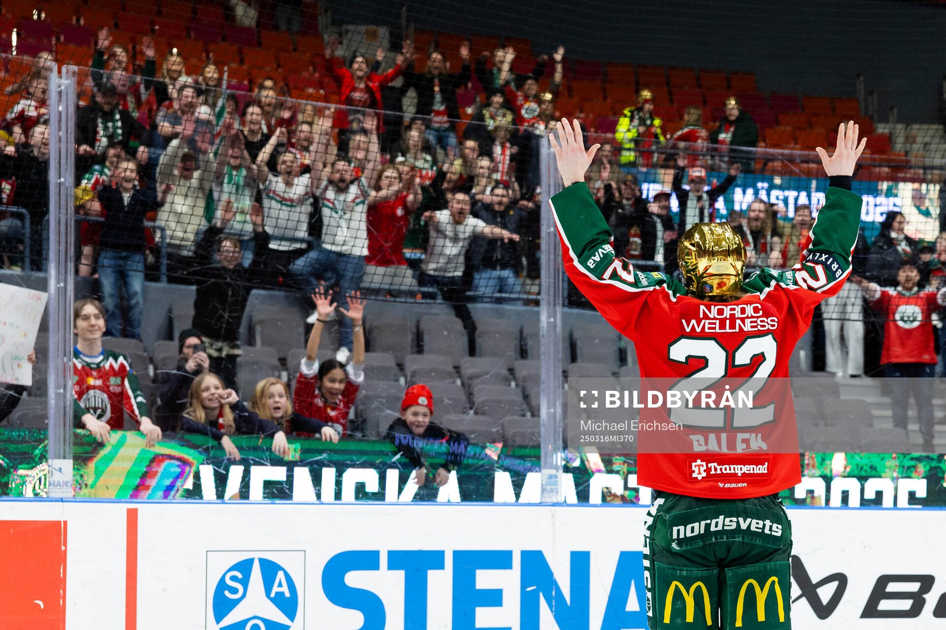 Frölundas Andrea Dalen jublar framför supportrarna