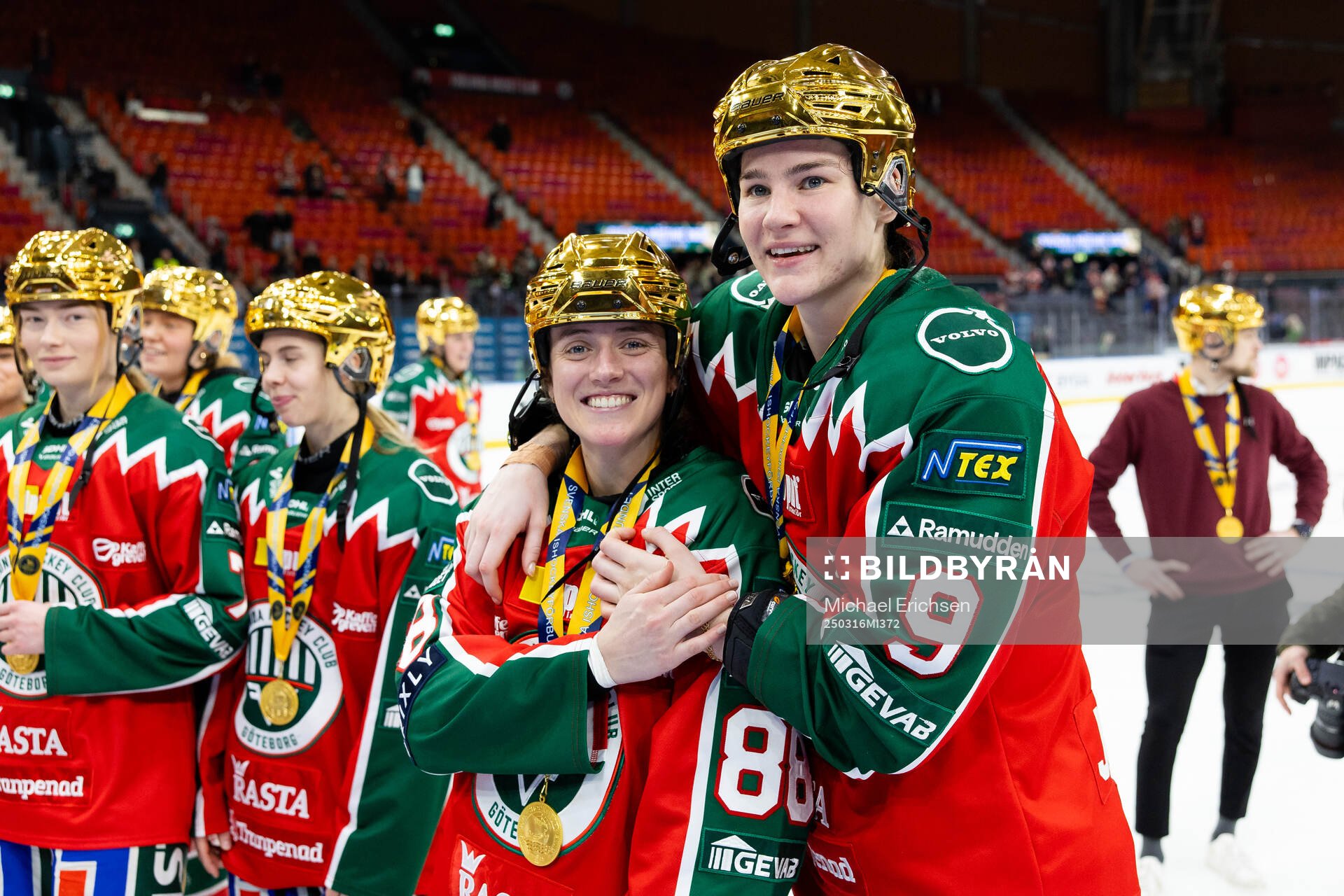 Frölundas Sydney Brodt och Alva Johnsson firar