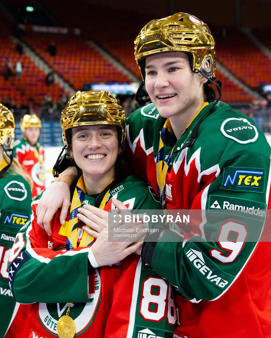 Frölundas Sydney Brodt och Alva Johnsson firar