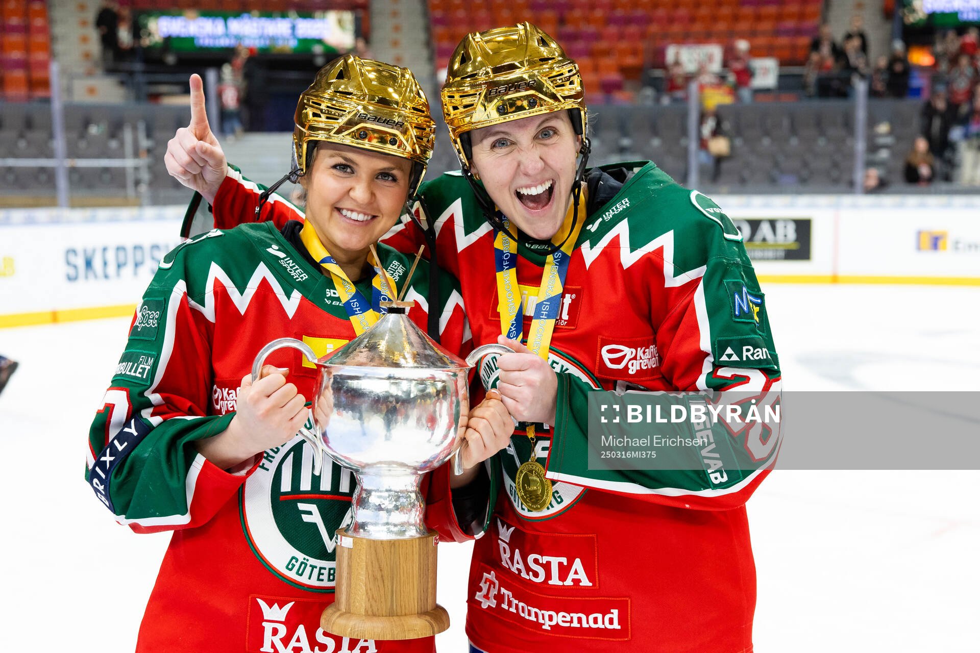 Frölundas Sofie Lundin och Hanna Olsson jublar med pokalen
