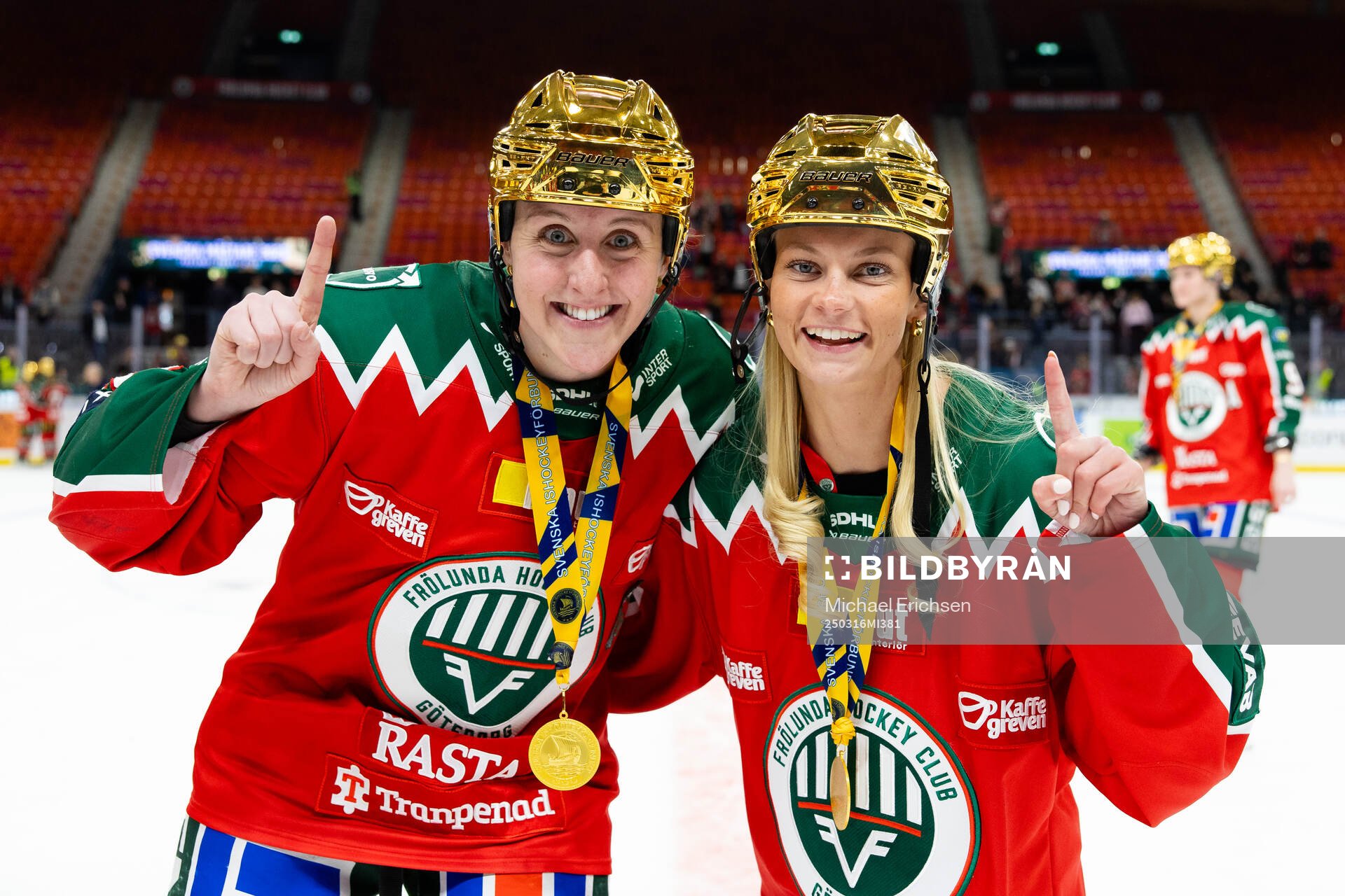 Frölundas Hanna Olsson och Jennifer Larsson jublar