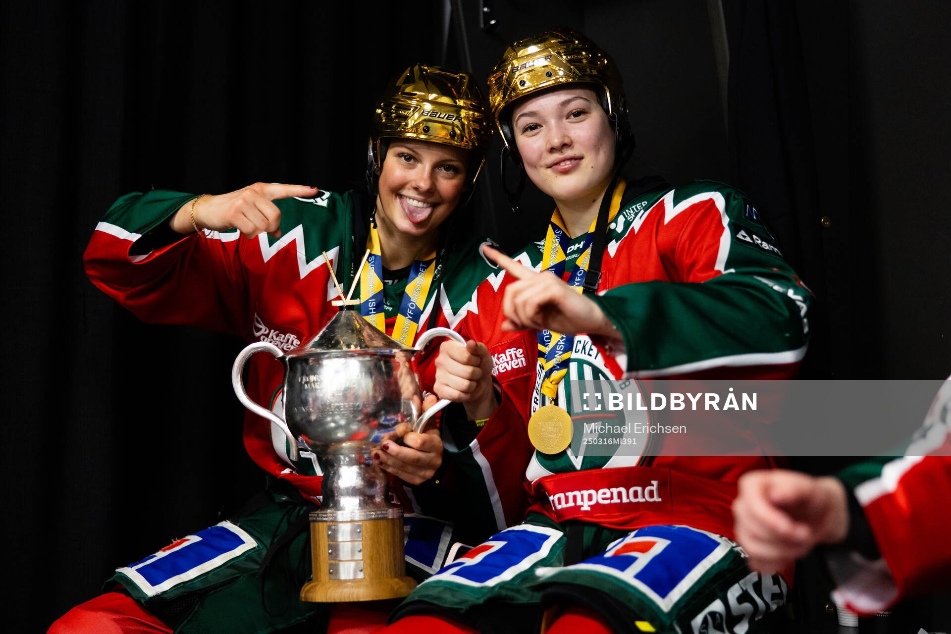 Frölundas Nellie Svensson och Ebba Westerlind  jublar med