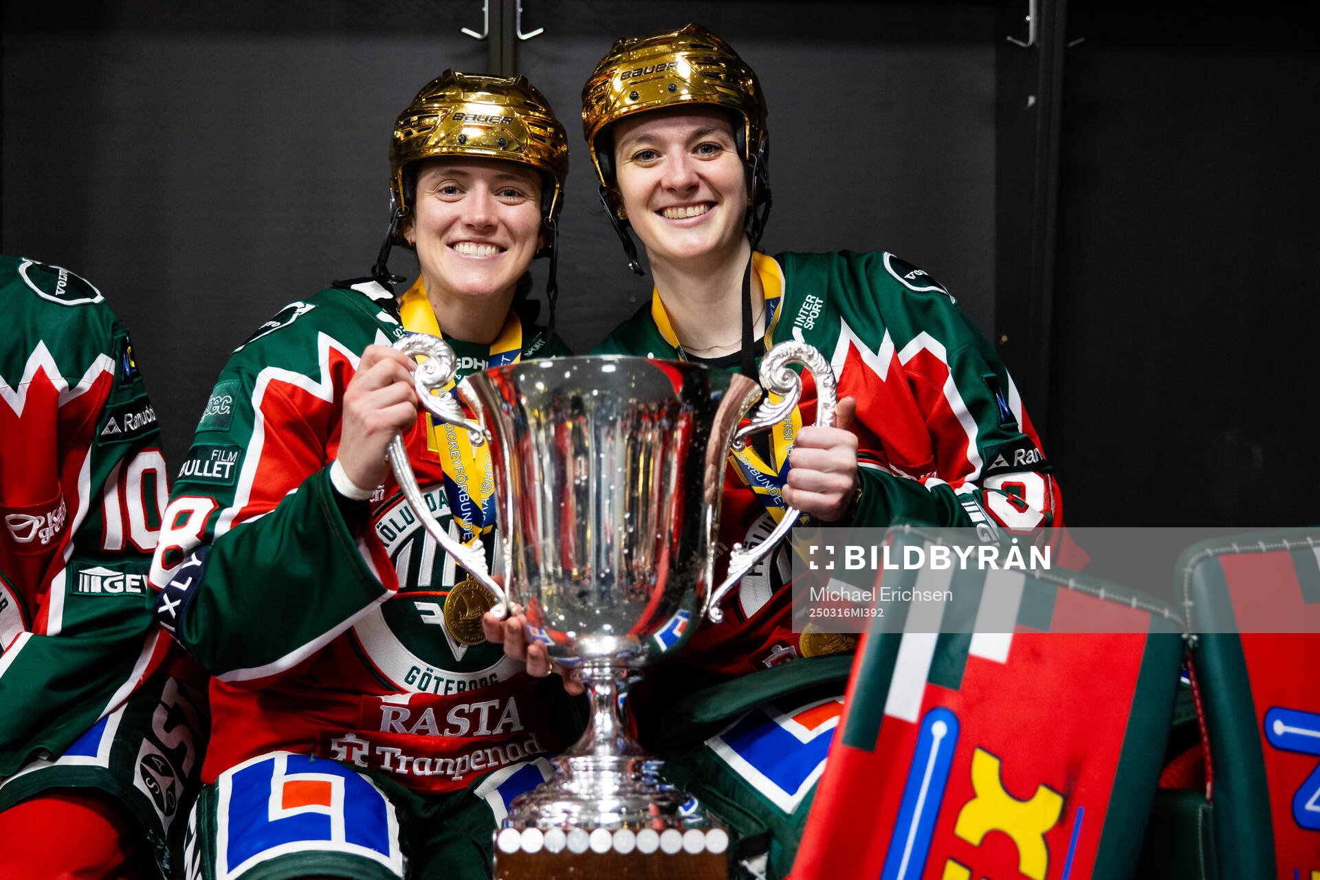 Frölundas Sydney Brodt och målvakt Stephanie Neatby