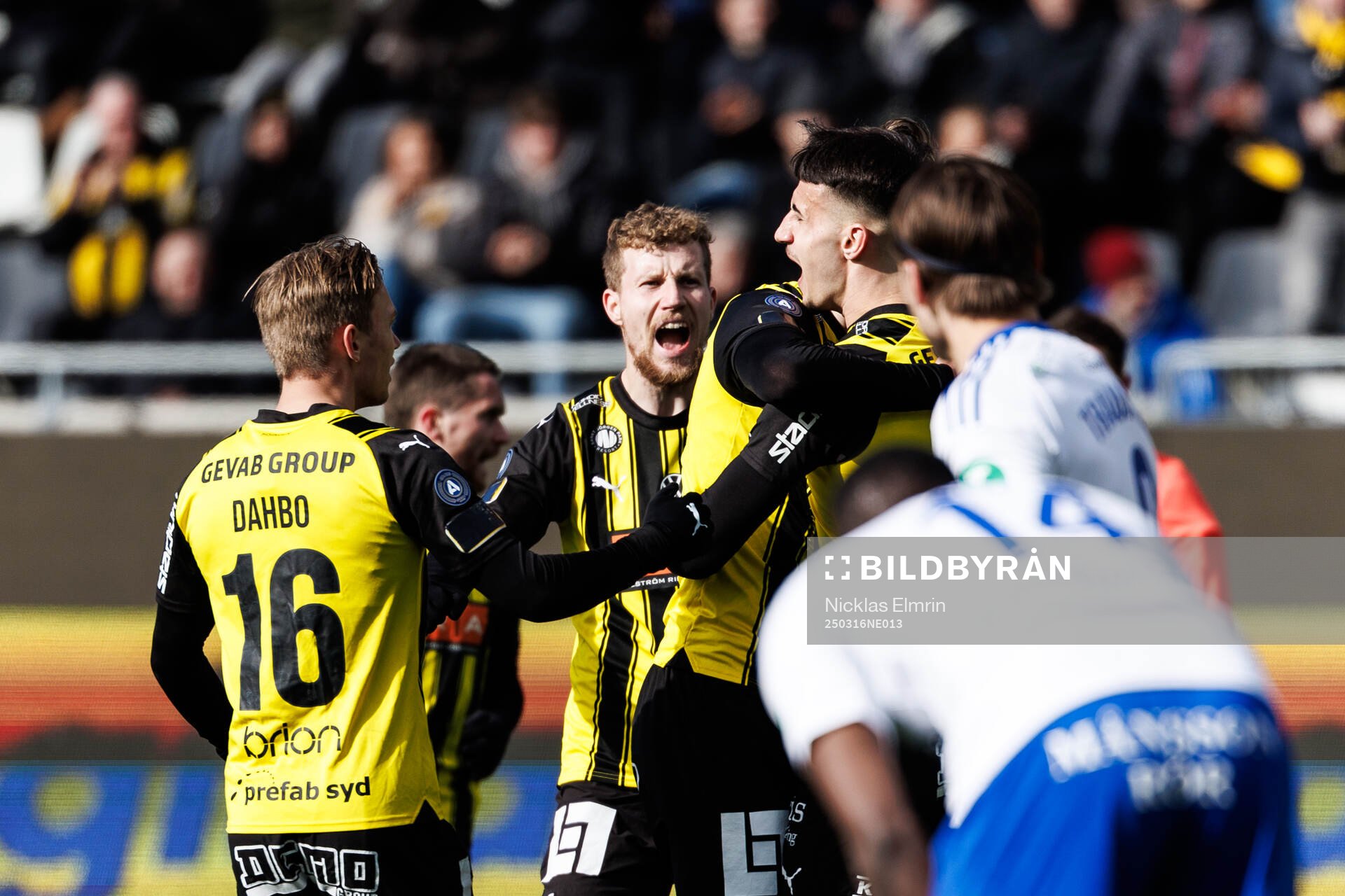 Häckens Srdjan Hrstic jublar