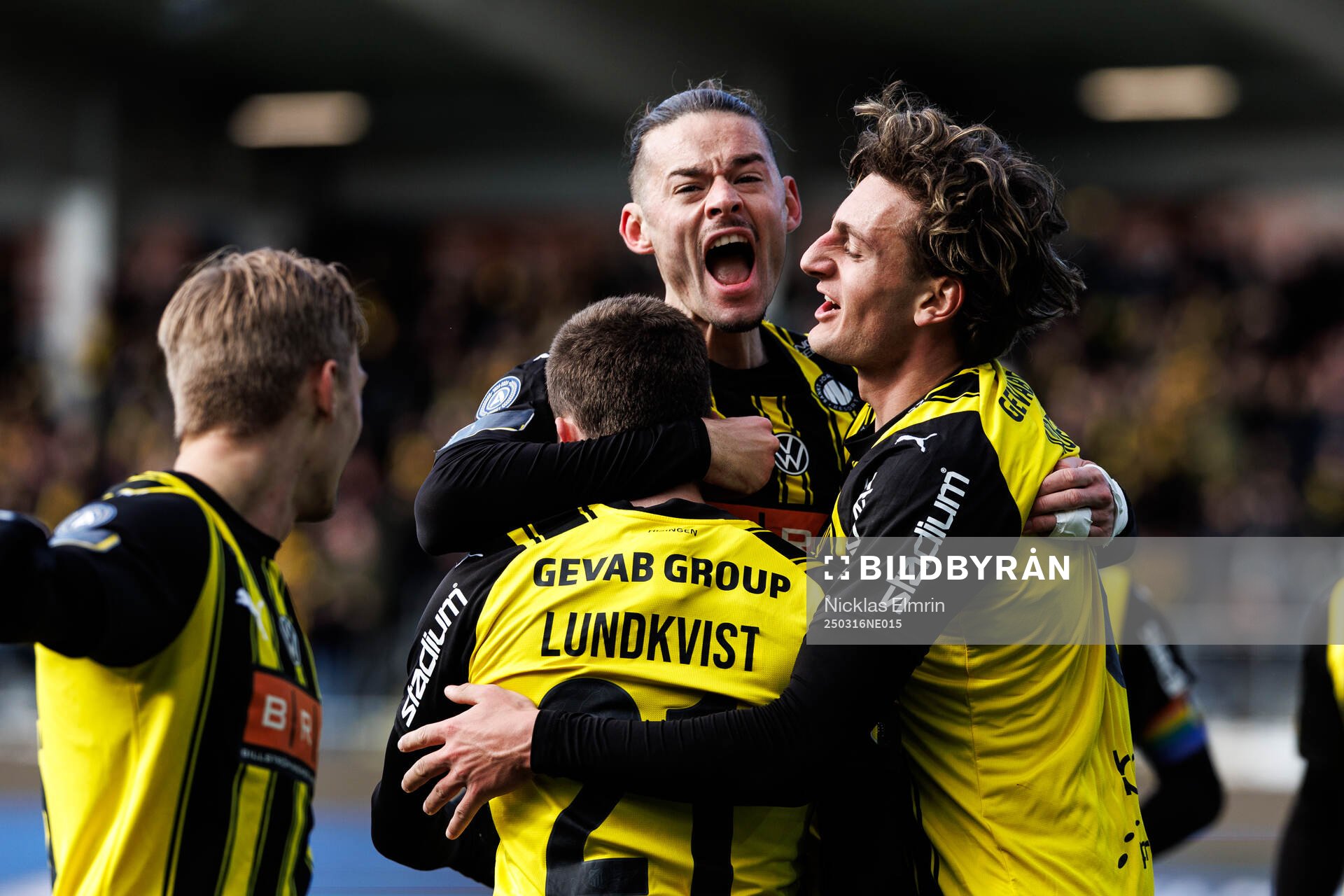 Häckens Adam Lundkvist jublar med lagkamrater
