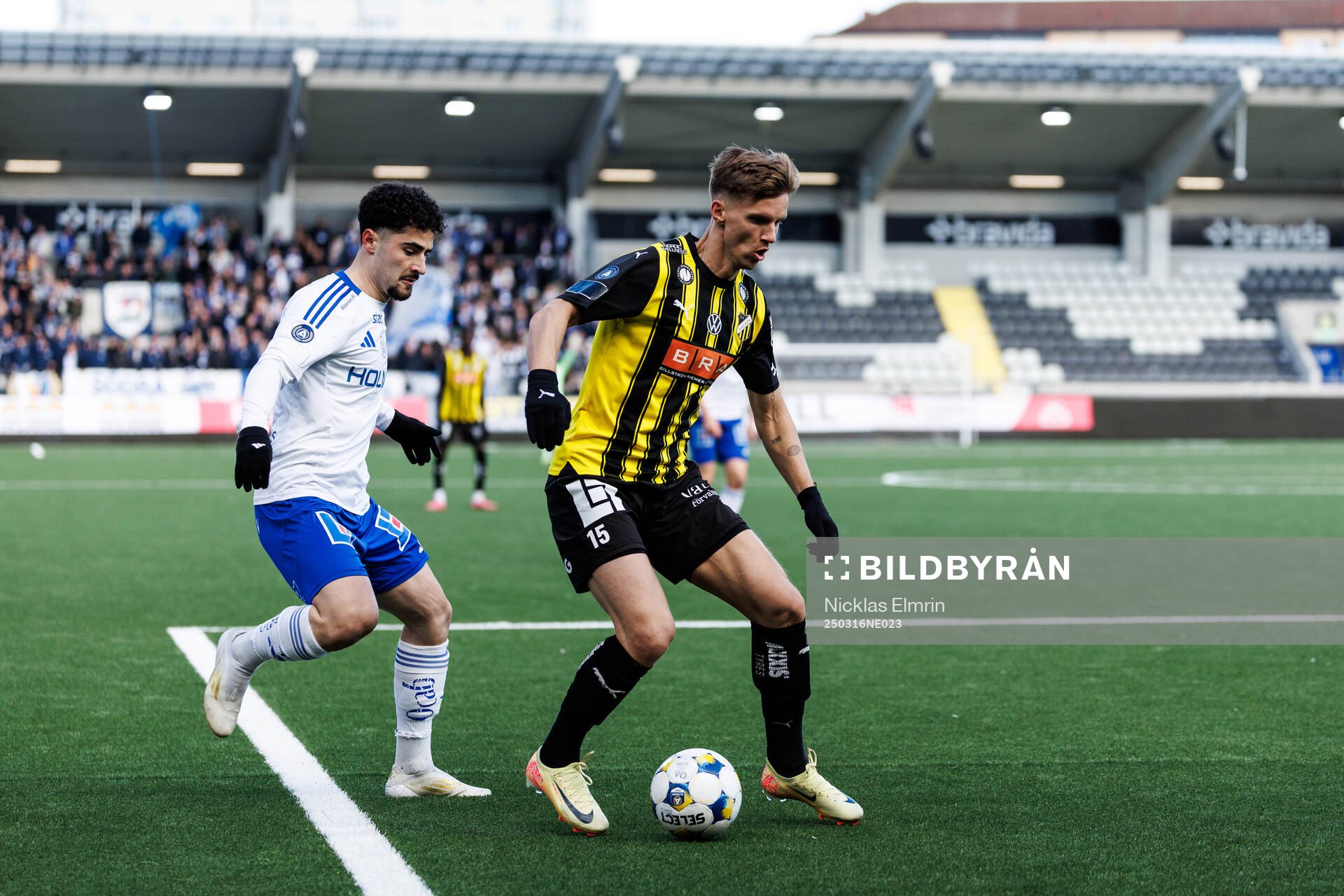 IFK Norrköpings Ismet Lushaku och Häckens Samuel Leach