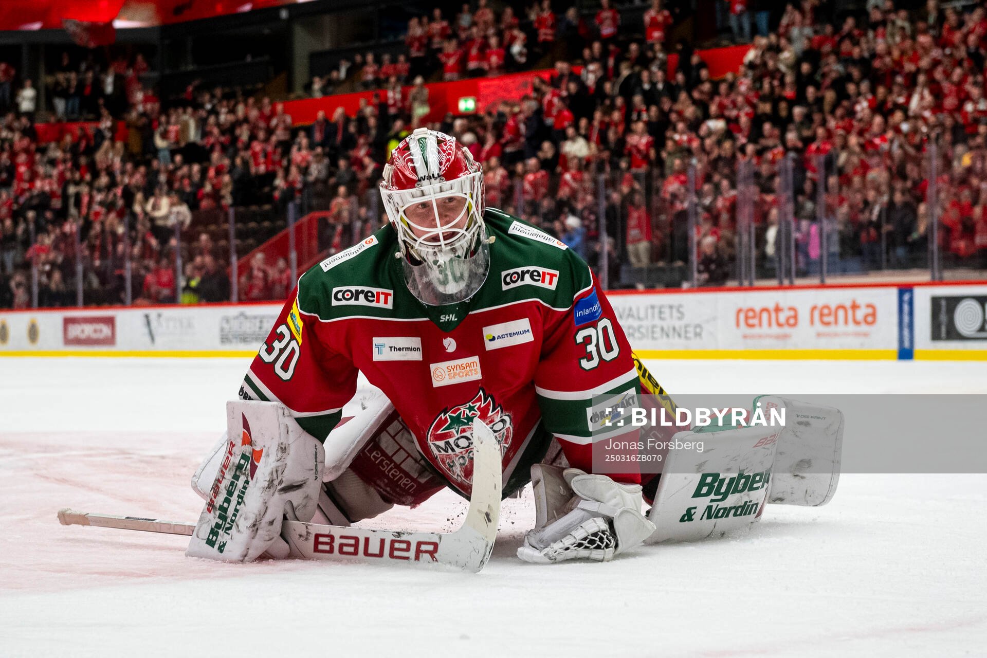 Modos målvakt Lassi Lehtinen jublar