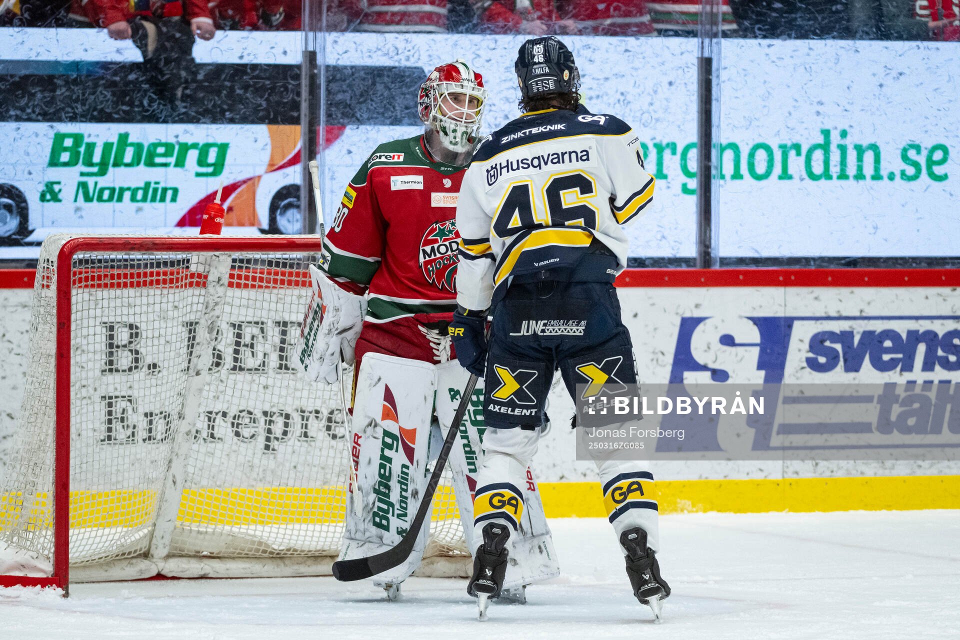 Modos målvakt Lassi Lehtinen och HV71s Joona Luoto