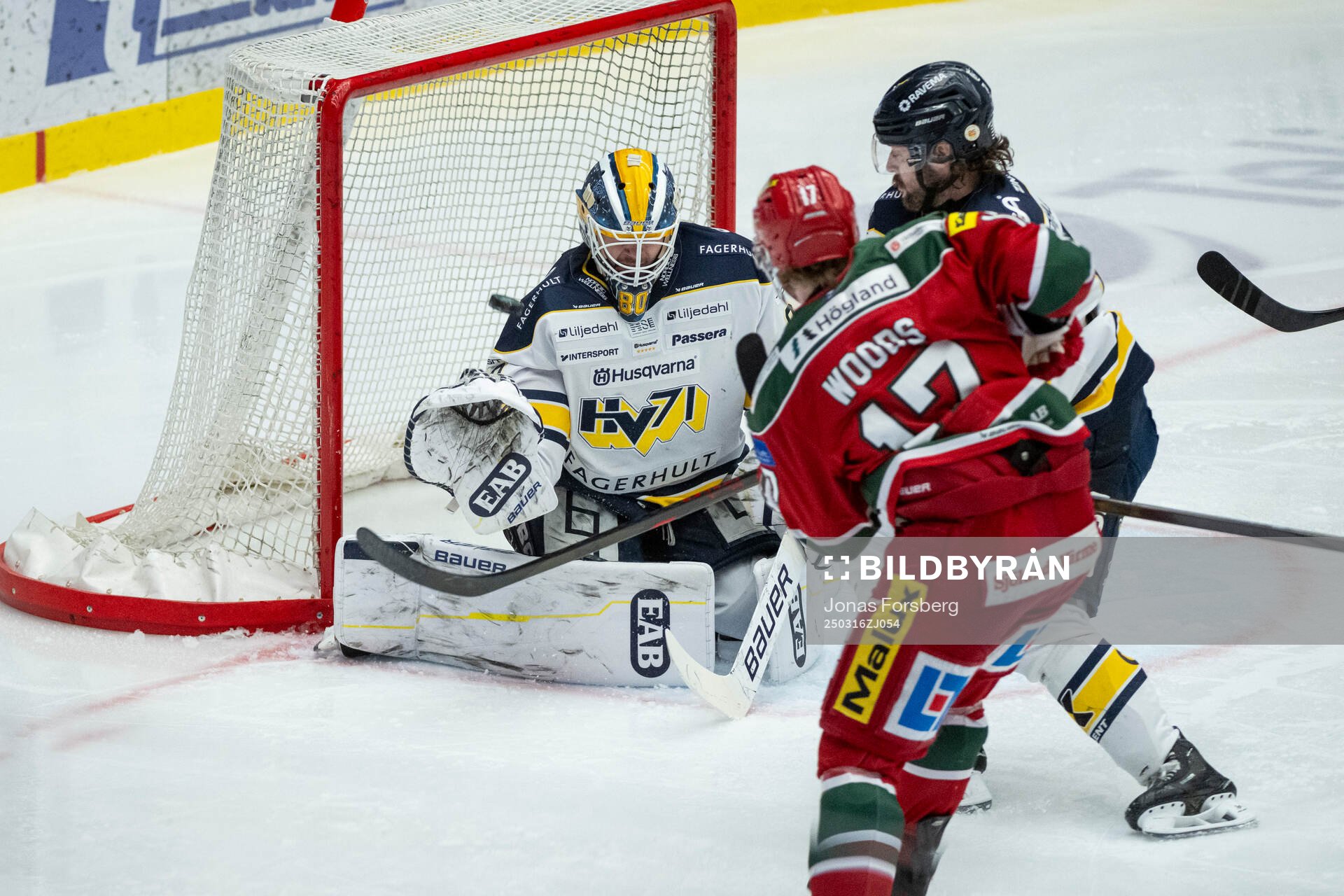 Modos Riley Woods gör 2-0 bakom HV71s målvakt Frederik