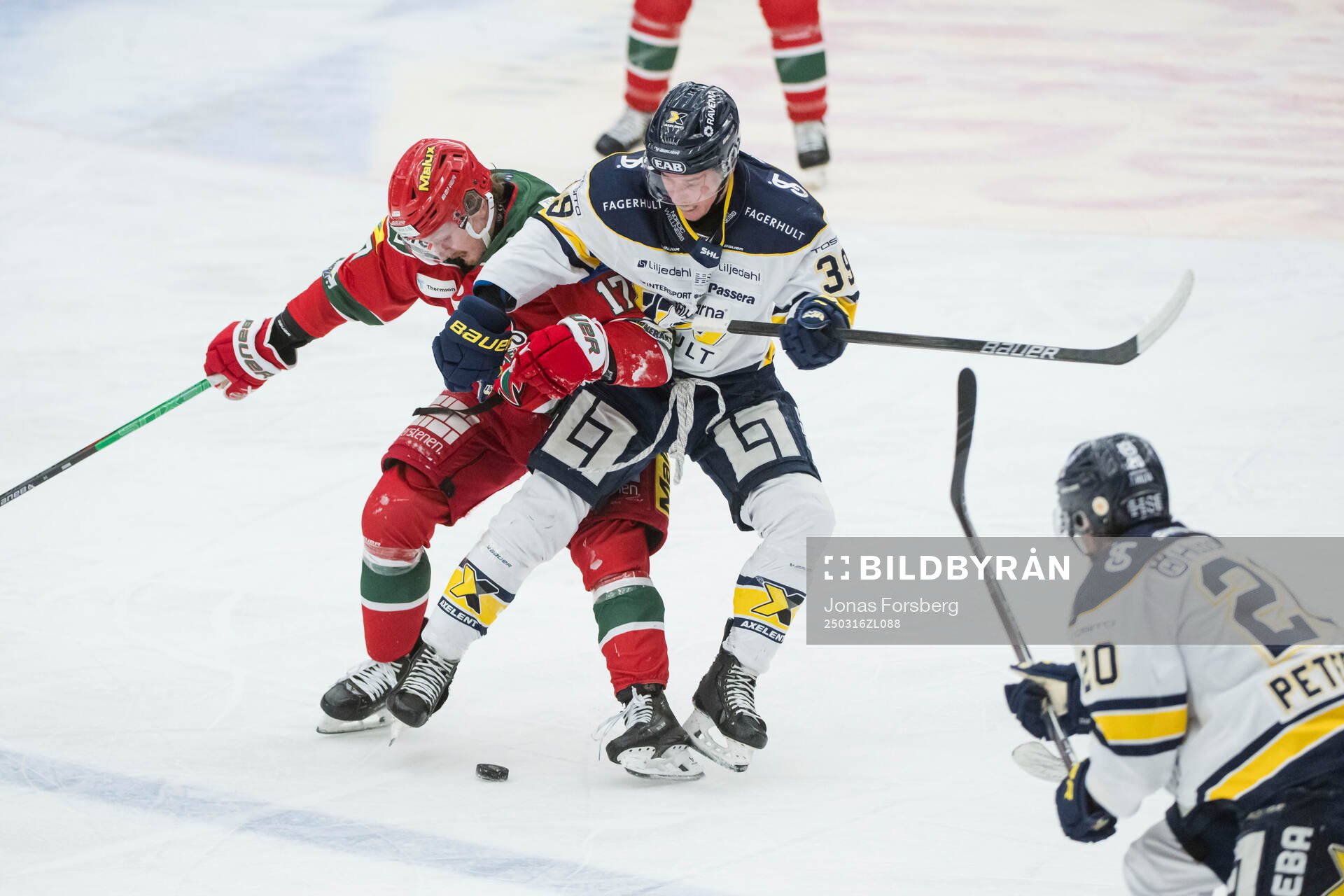 Modos Riley Woods och HV71s Jamiro Reber