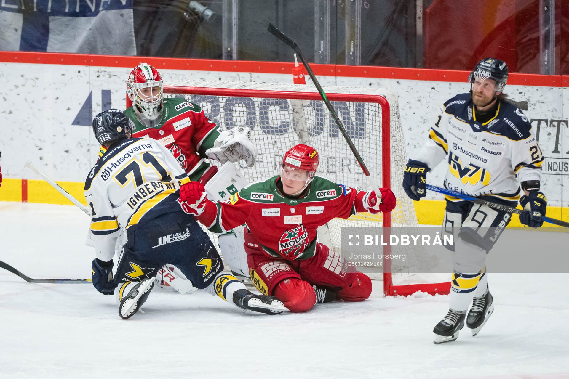 Modos Paul Ladue och målvakt Lassi Lehtinen och HV71s