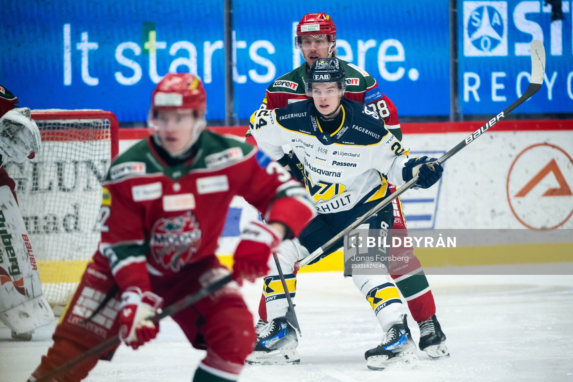 HV71s Oscar Fisker Molgaard och Modos Johan Södergran