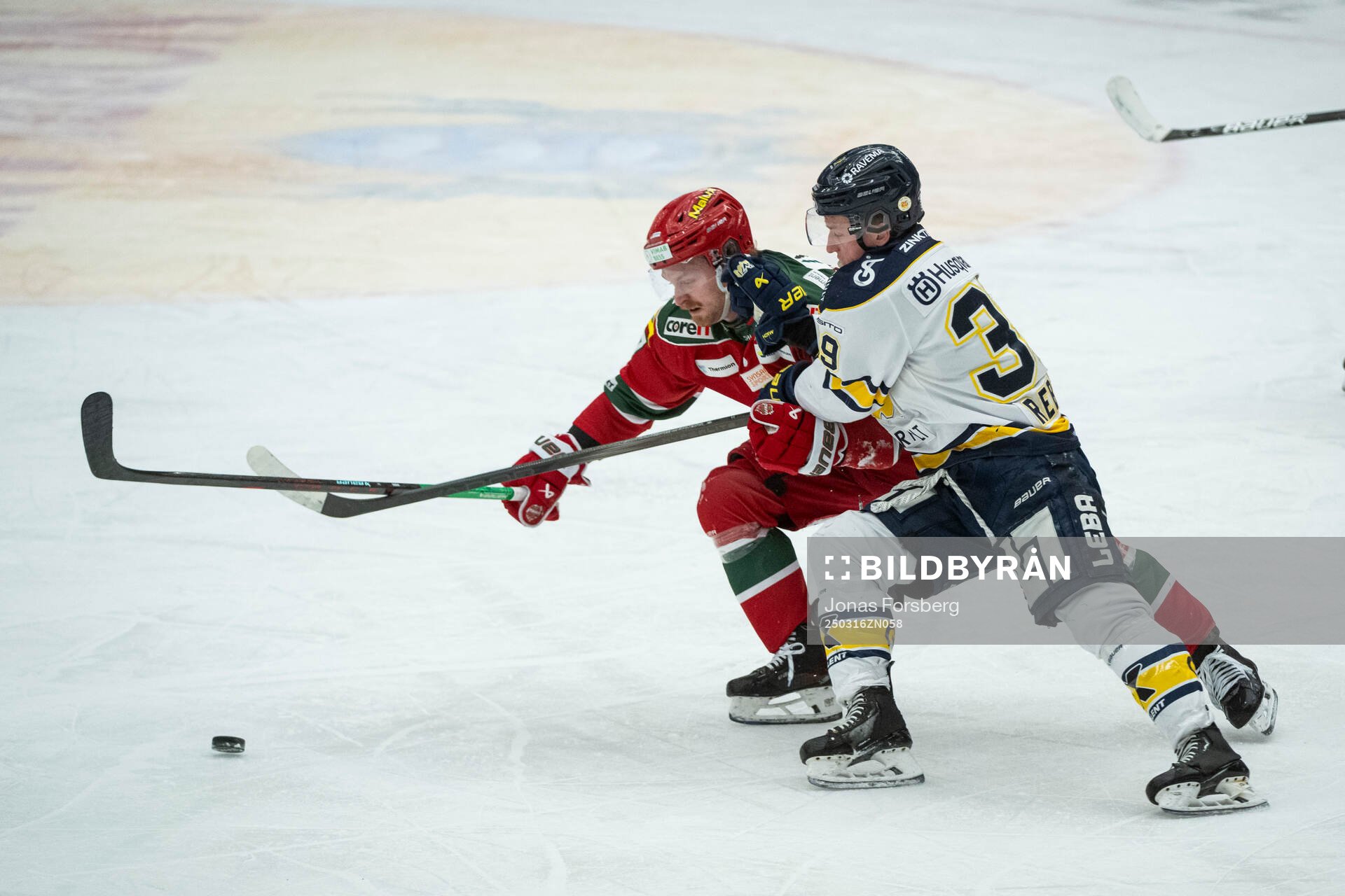 Modos Riley Woods och HV71s Jamiro Reber