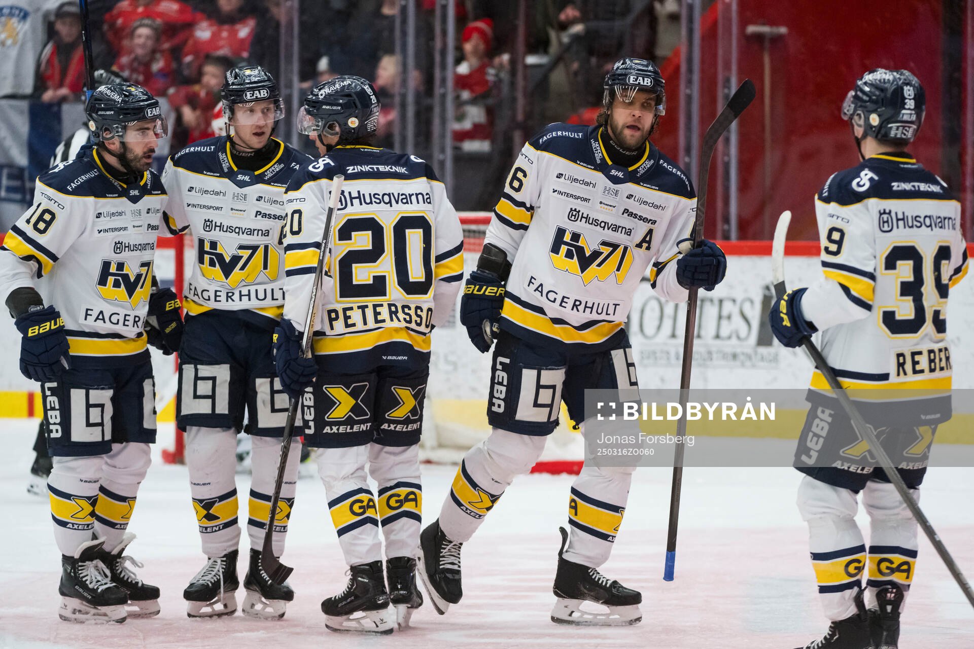 HV71s Joona Luoto jublar