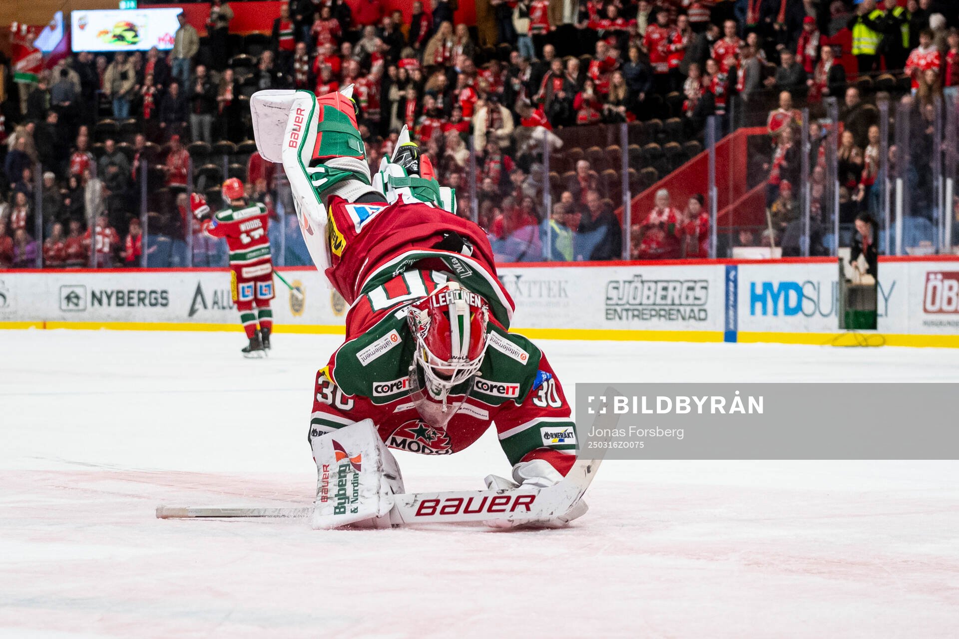 Modos målvakt Lassi Lehtinen jublar
