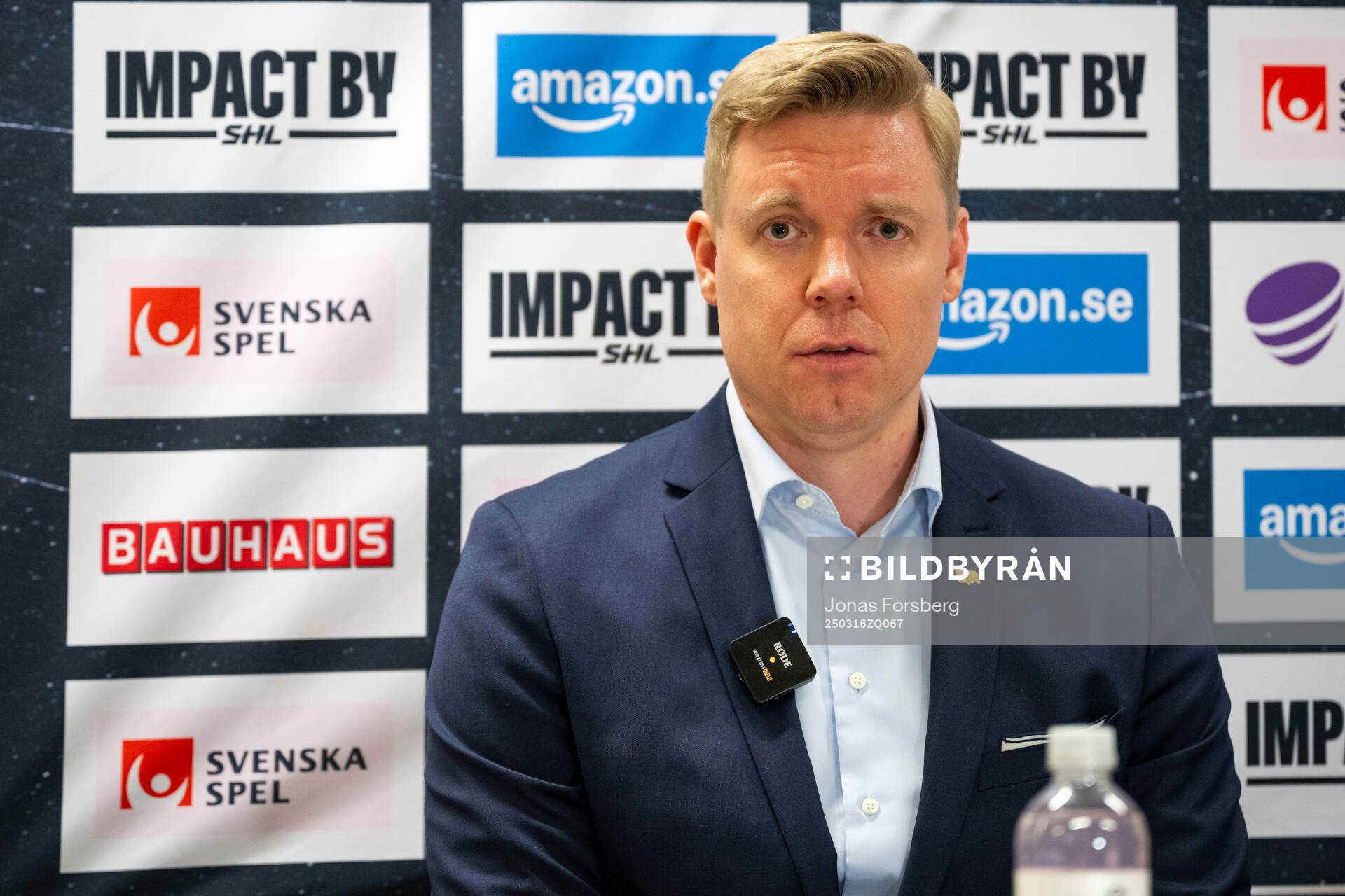 HV71s tränare Anton Blomqvist vid en presskonferens