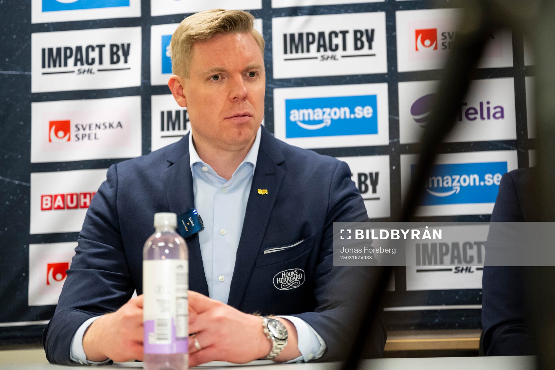 HV71s tränare Anton Blomqvist vid en presskonferens