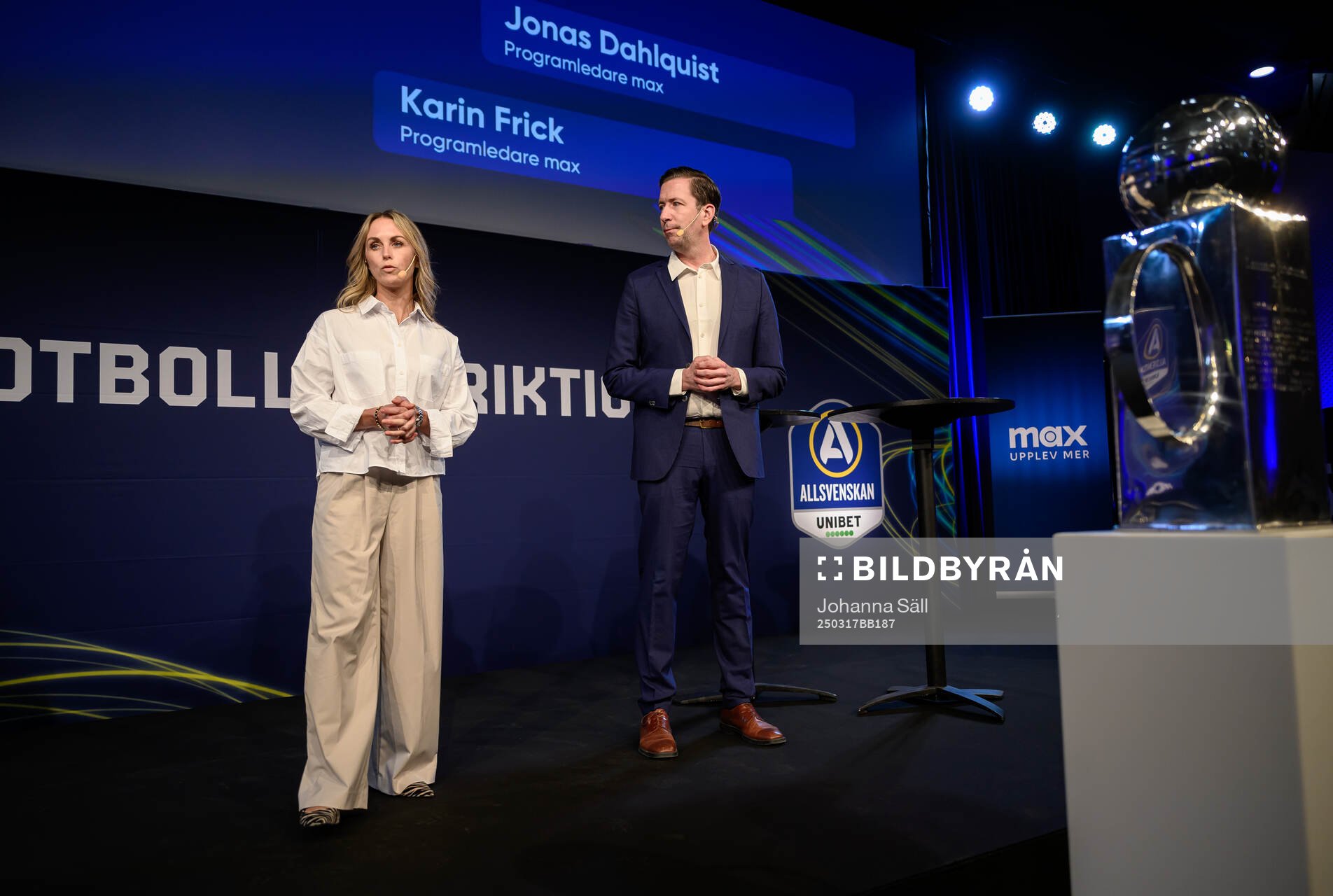 Programledare Karin Frick och Jonas Dahlquist på scen