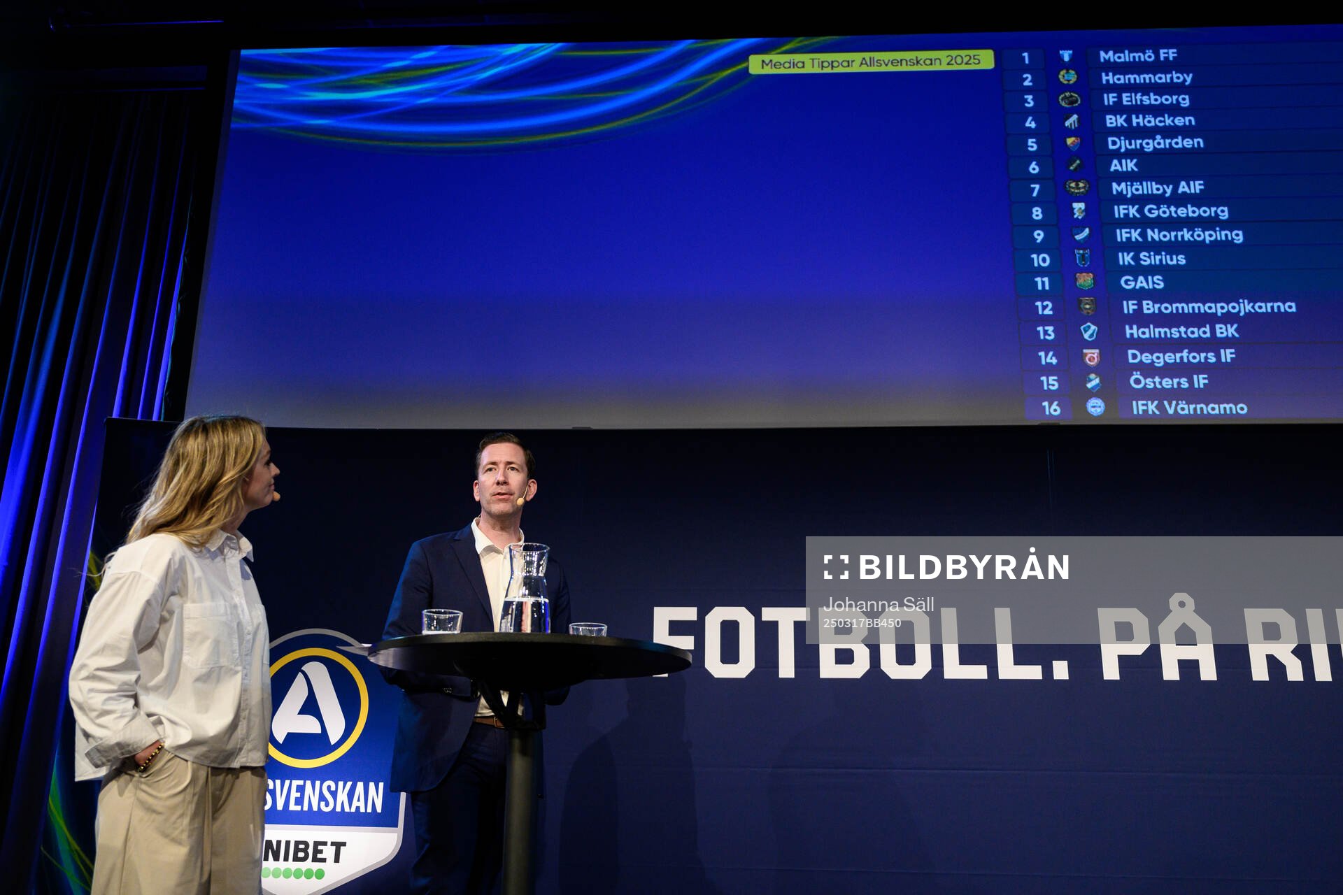 Programledare Karin Frick och Jonas Dahlquist på scen