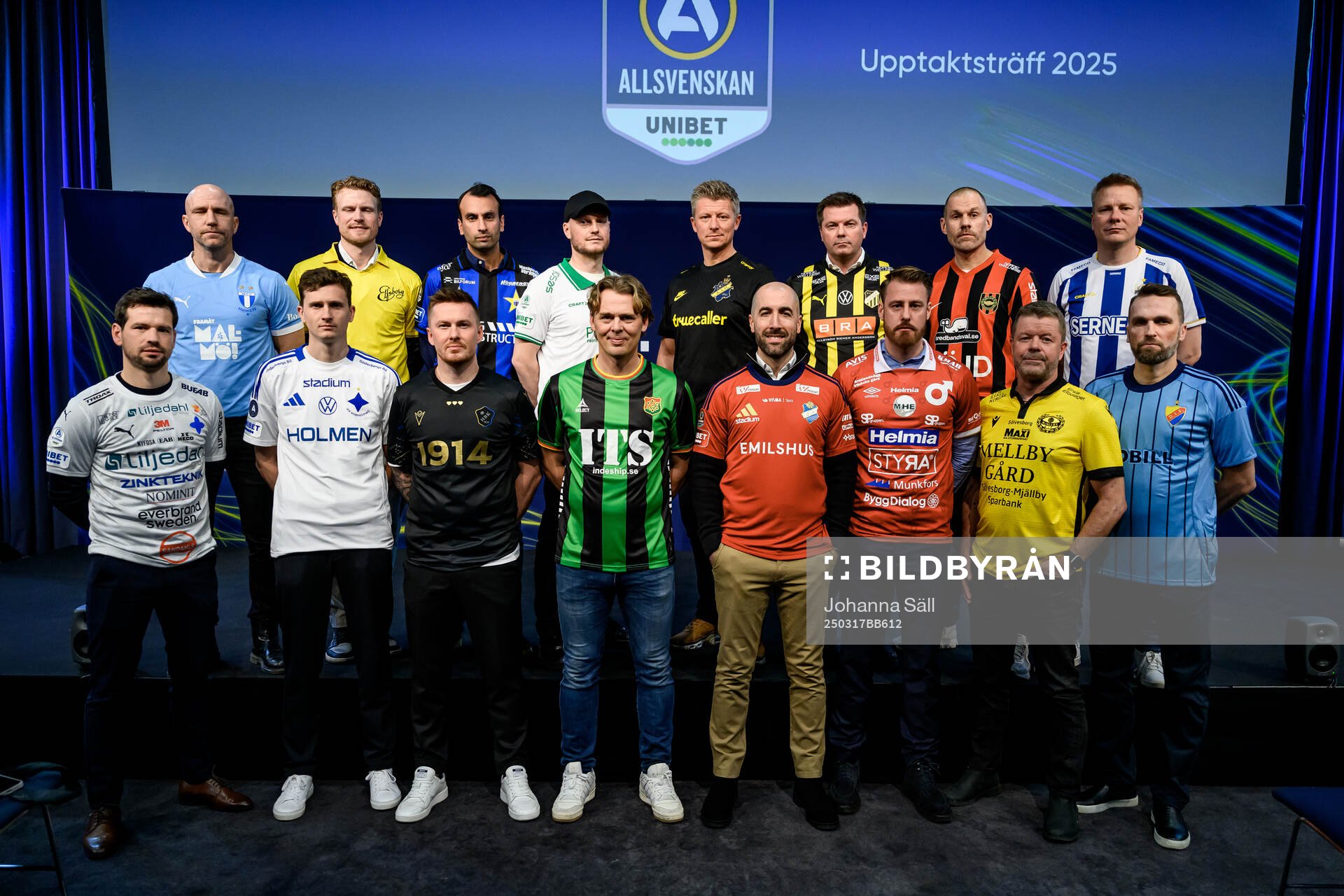 Tränarna poserar för en gruppbild under fotbollsallsvenskans upptaktsträff den 17 mars 2025 i Stockholm. Övre raden: Malmö FFs tränare Henrik Rydström, Elfsborgs manager Oscar Hiljemark, Sirius tränare Andreas Engelmark , Hammarbys tränare Kim Hellberg AIKs tränare Mikkjal Thomassen, BK Häcken tränare Jens Gustafsson, Brommapojkarnas Ulf Kristiansson, IFK Göteborgs tränare Stefan Billborn. Nedre raden: Värnamos tränare Ferran Sibila, IFK Norrköping tränare Martin Falk, Halmstads Johan Lindholm, GAISs tränare Fredrik Holmberg, Östers tränare Martin Foyston, Degerfors tränare William Lundin, Mjällbys tränare Anders Torstensson och Djurgårdens tränare: Jani Honkavaara