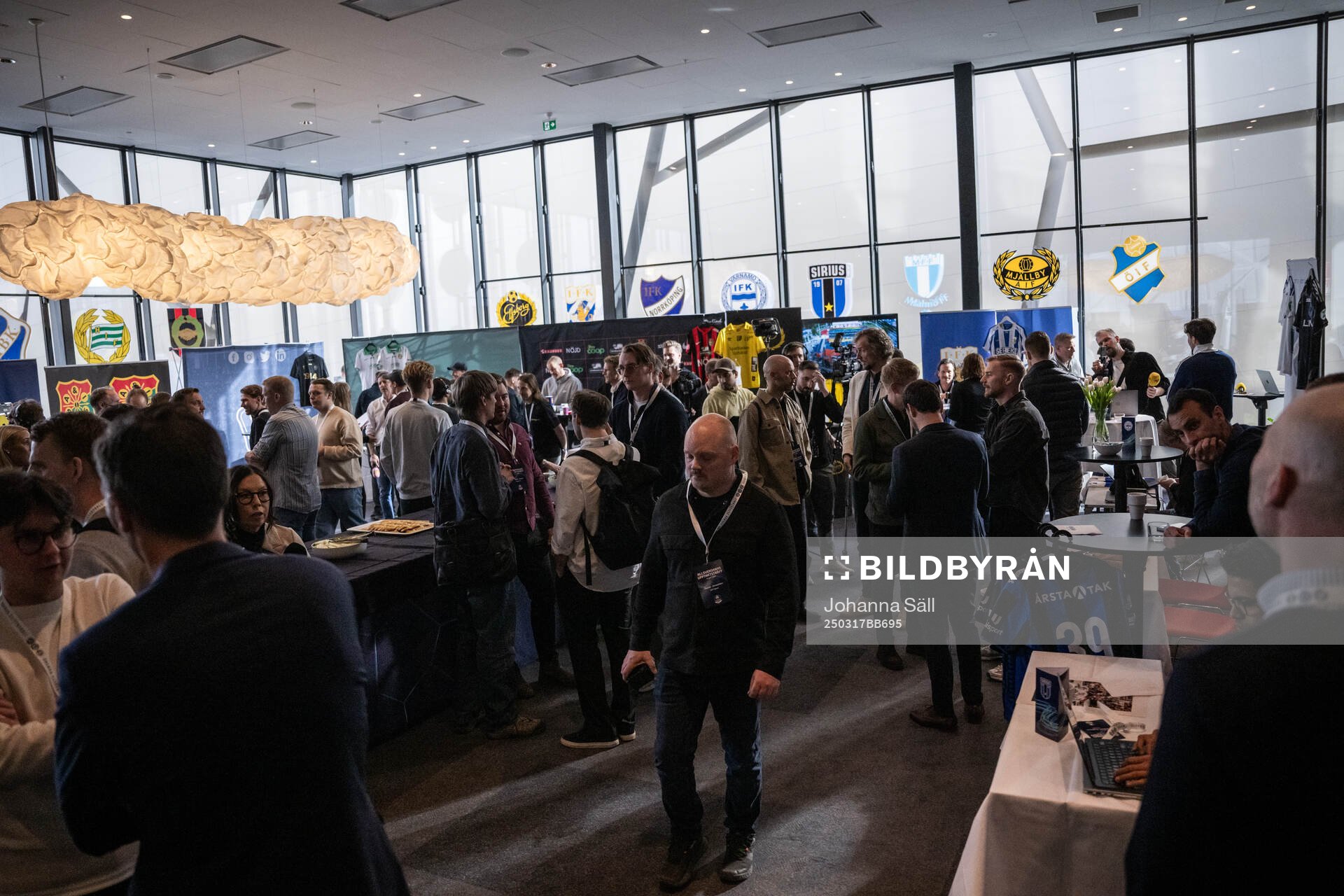 Översikt över mixade zonen under fotbollsallsvenskans upptaktsträff den 17 mars 2025 i Stockholm. 