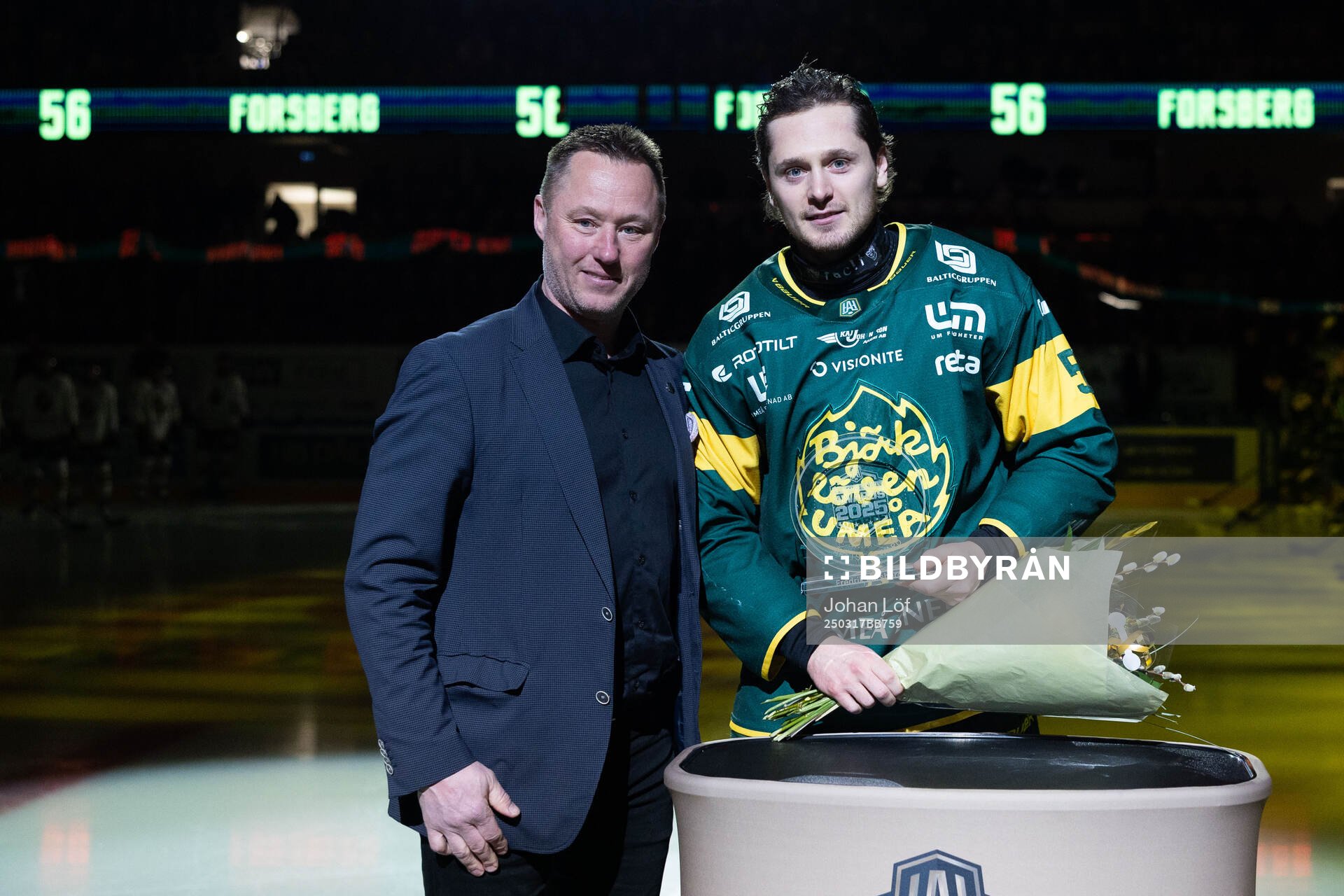 Erik Ryman, sportchef Hockeyallsvenskan, delar ut priset