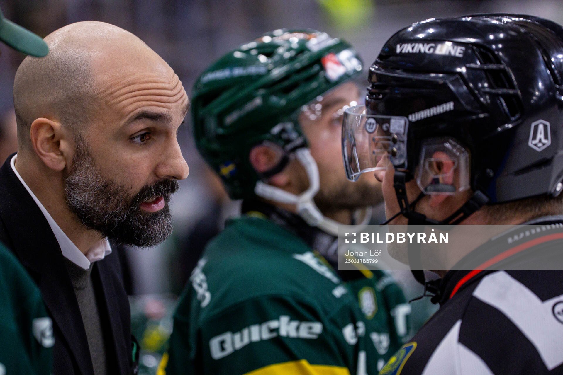 Björklövens huvudtränare Daniel Rahimi pratar med