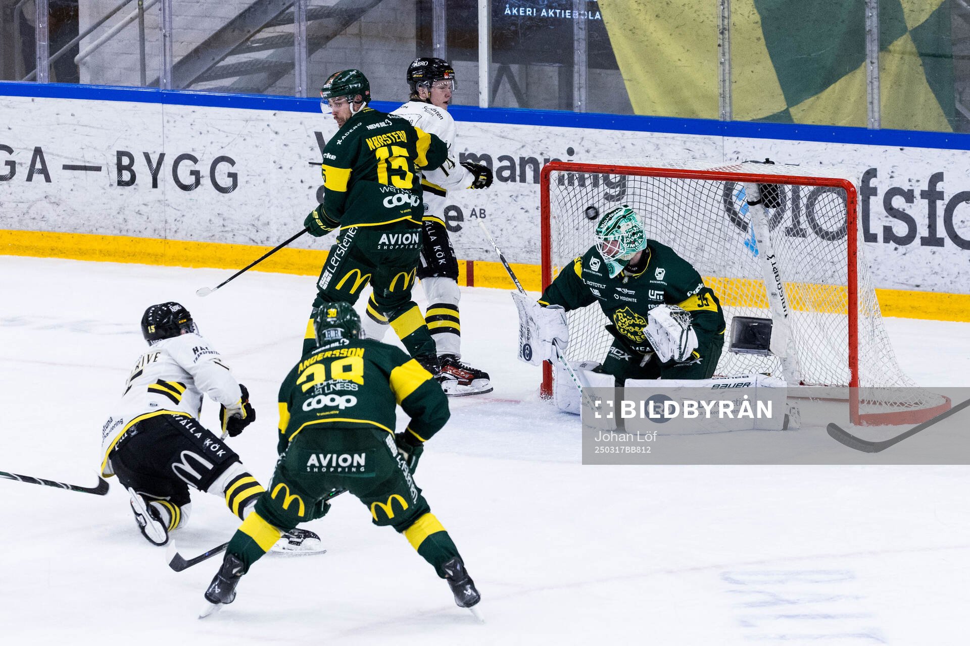 AIKs Jordan Bellerive gör 1-1 bakom Björklövens målvakt