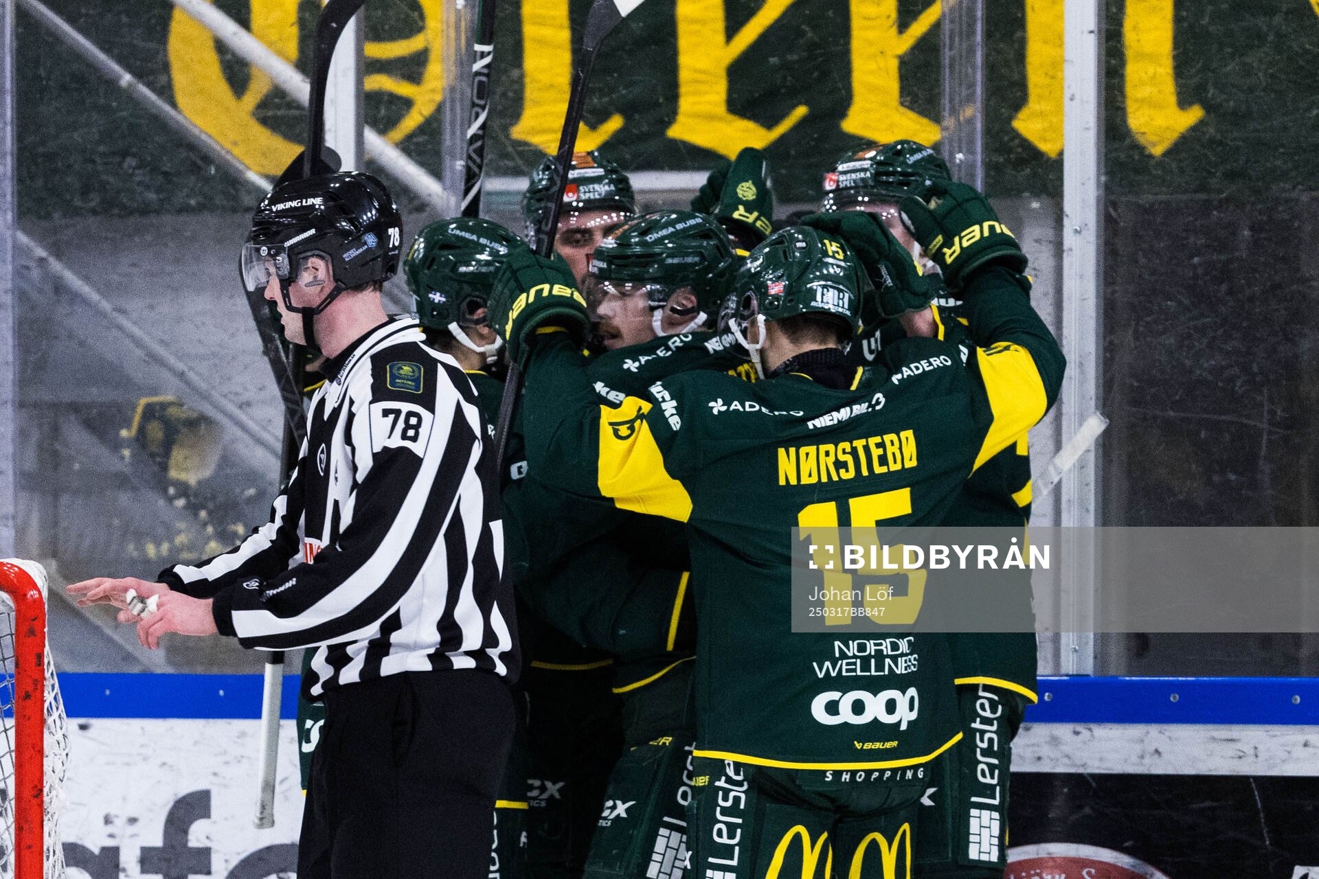 Björklövens Jacob Olofsson jublar med lagkamrater