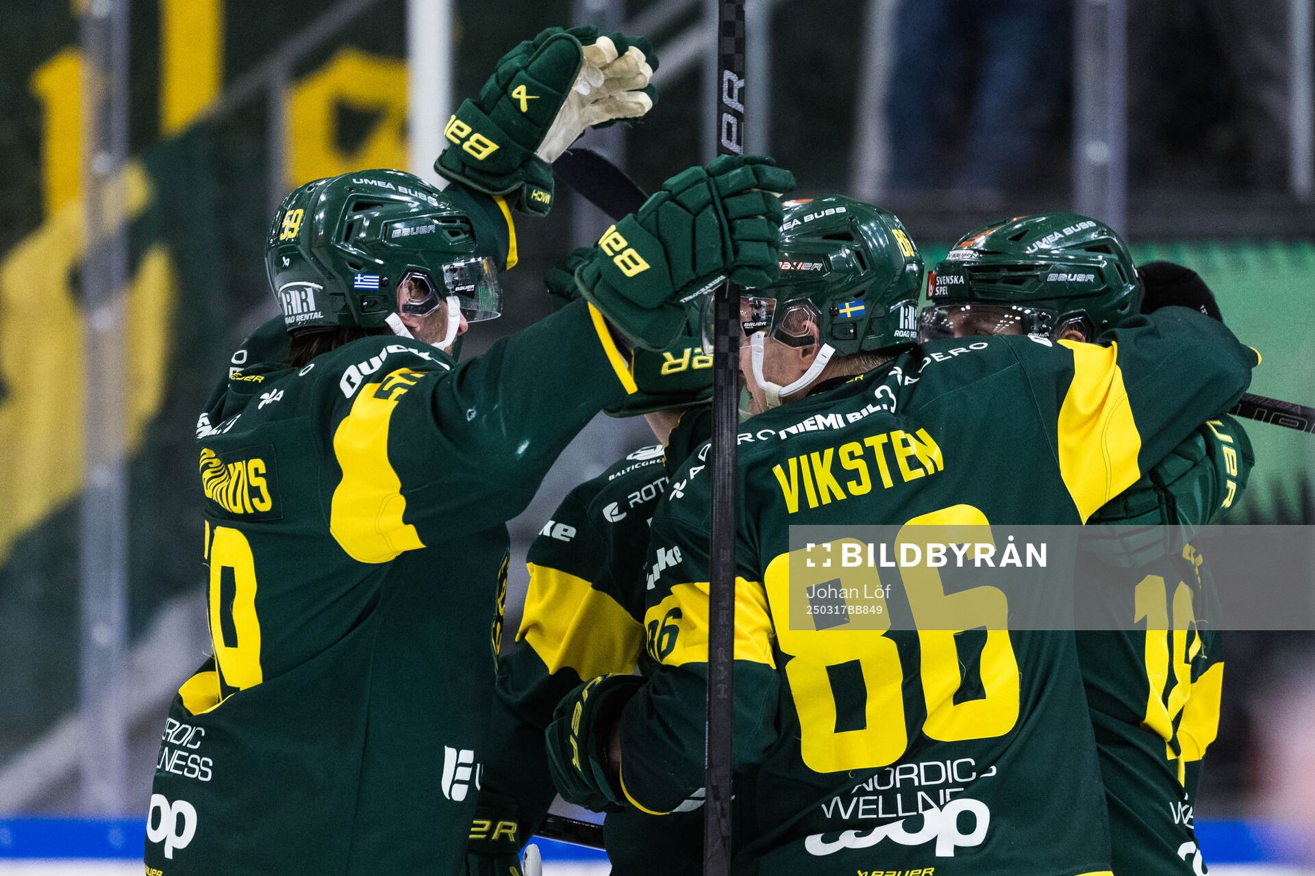 Björklövens Axel Ottosson jublar med lagkamrater