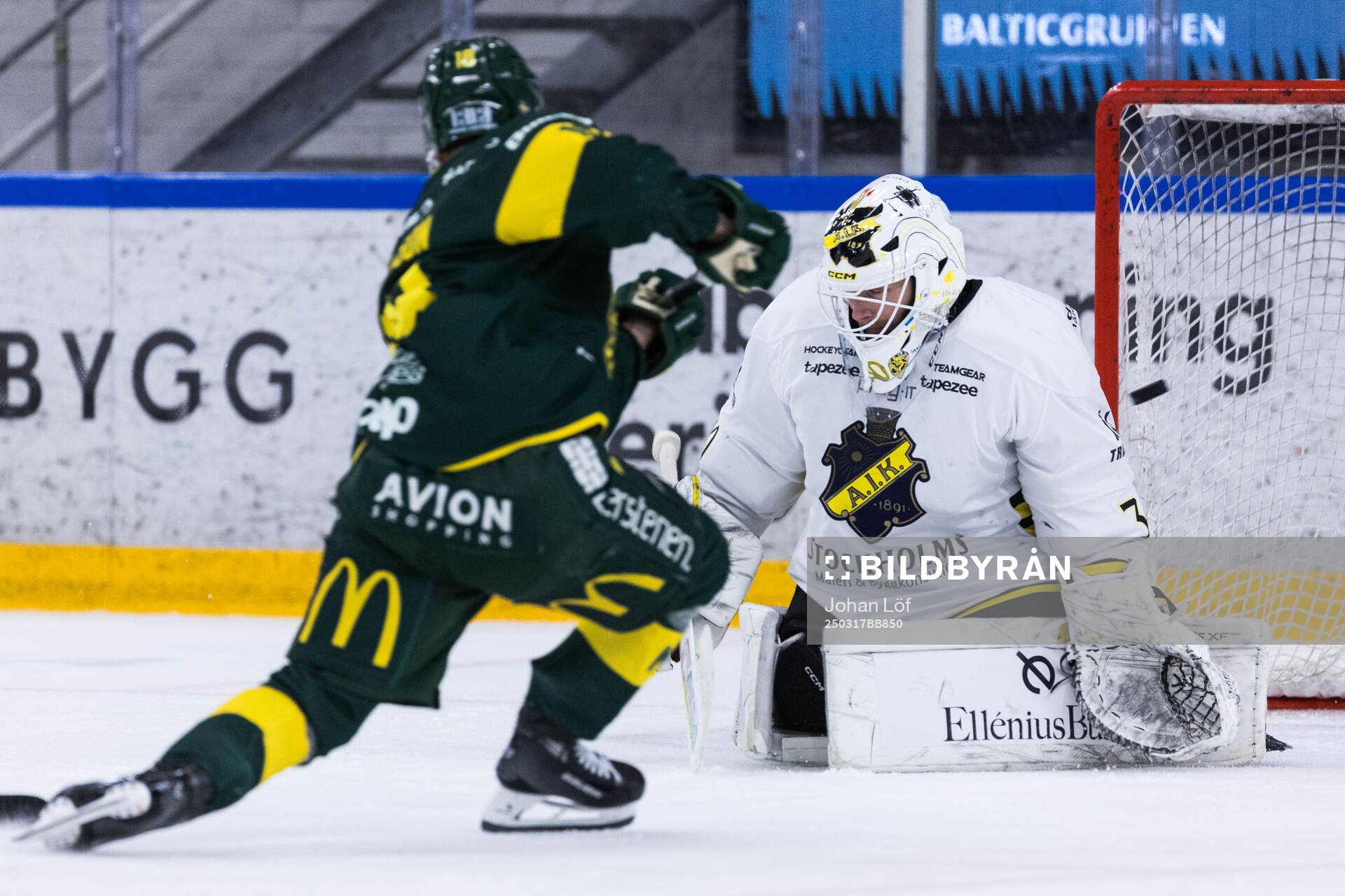 Björklövens Axel Ottosson gör 3-2 bakom AIKs målvakt