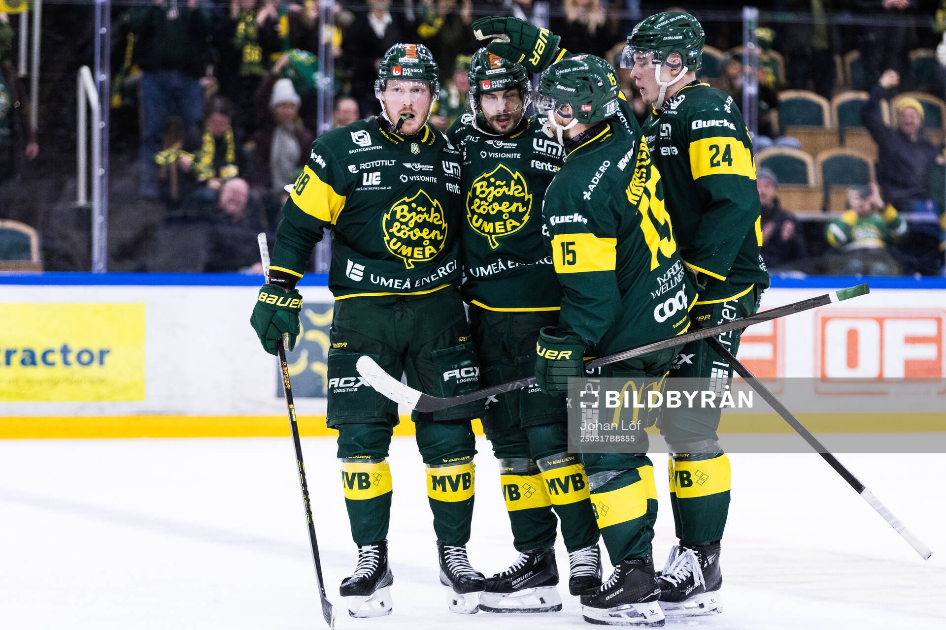 Björklövens Gustav Possler jublar med lagkamrater
