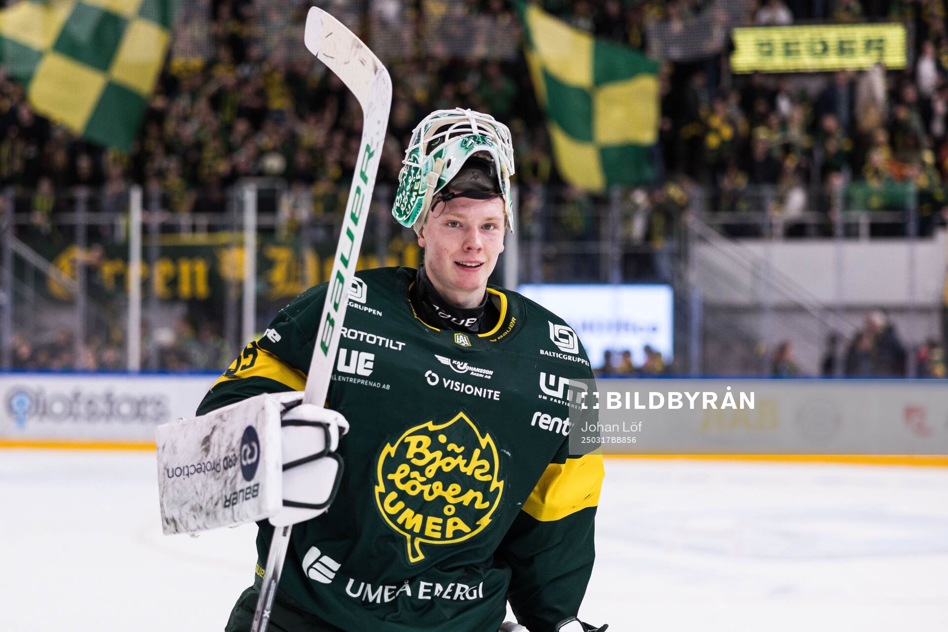 Björklövens målvakt Melker Thelin jublar