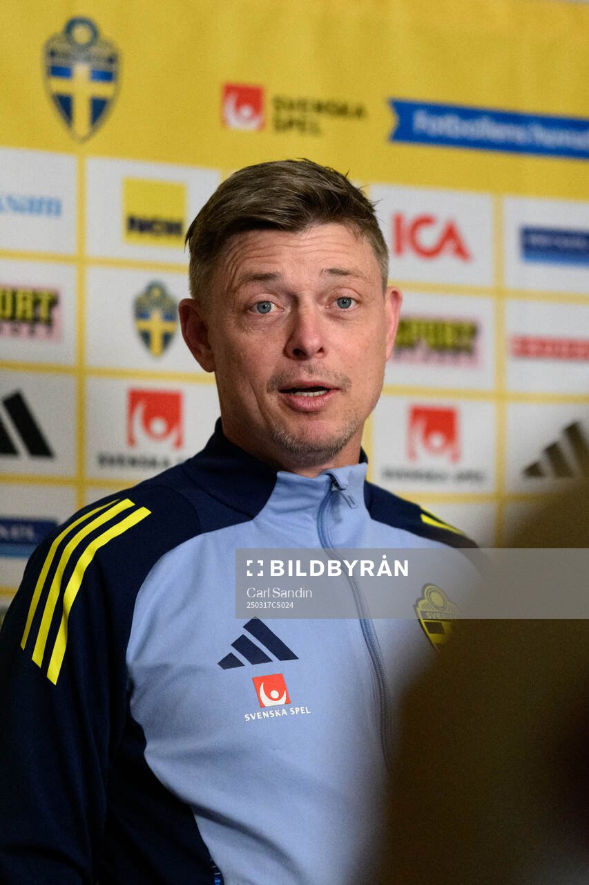 Head coach Jon Dahl Tomasson of the Swedish men's national